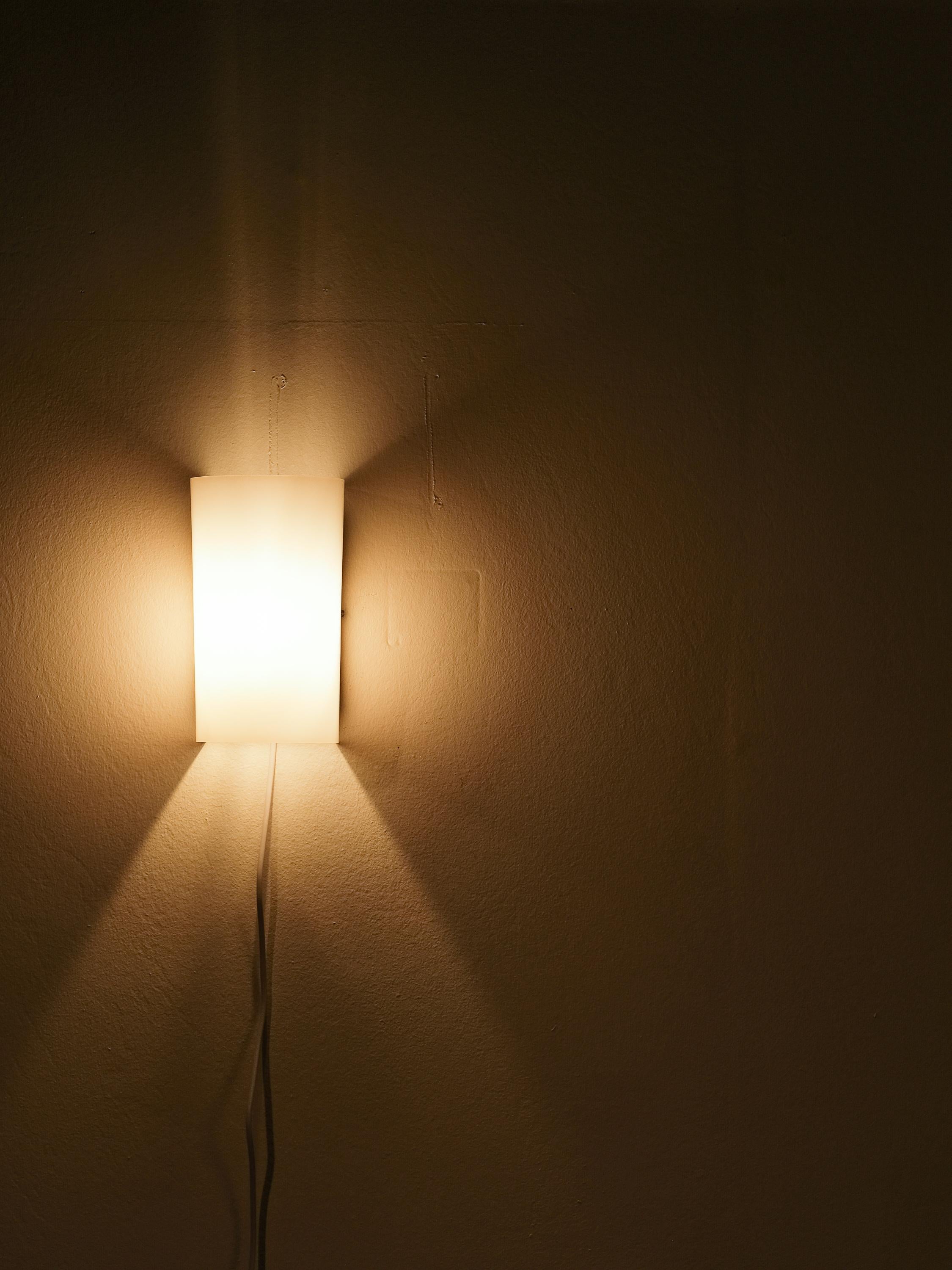 Lampada da parete in acrilico Model 50-026 di Lisa Johansson-Pape per Orno, anni '60 in vendita 3