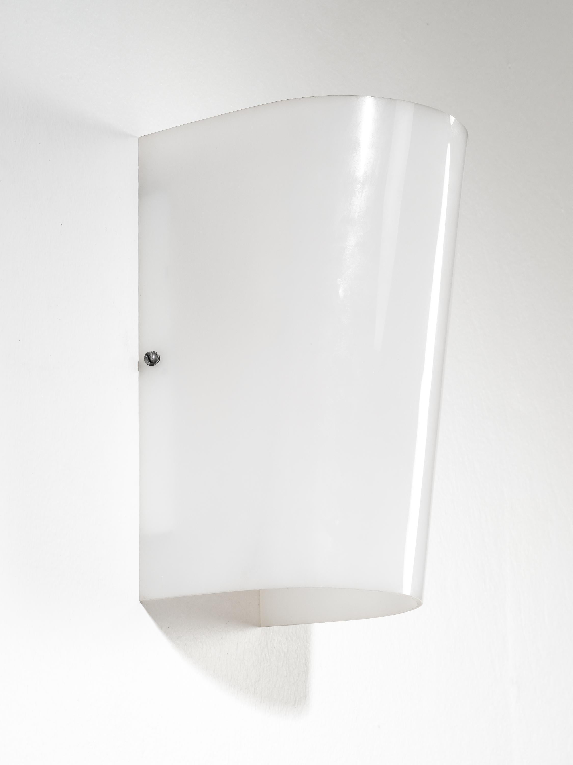 Lampada da parete disegnata da Lisa Johansson-Pape. Prodotto in Finlandia da Orno, timbrato. Realizzato in metallo laccato bianco e acrilico bianco.

Condizioni molto buone con una leggera patina dovuta all'età.