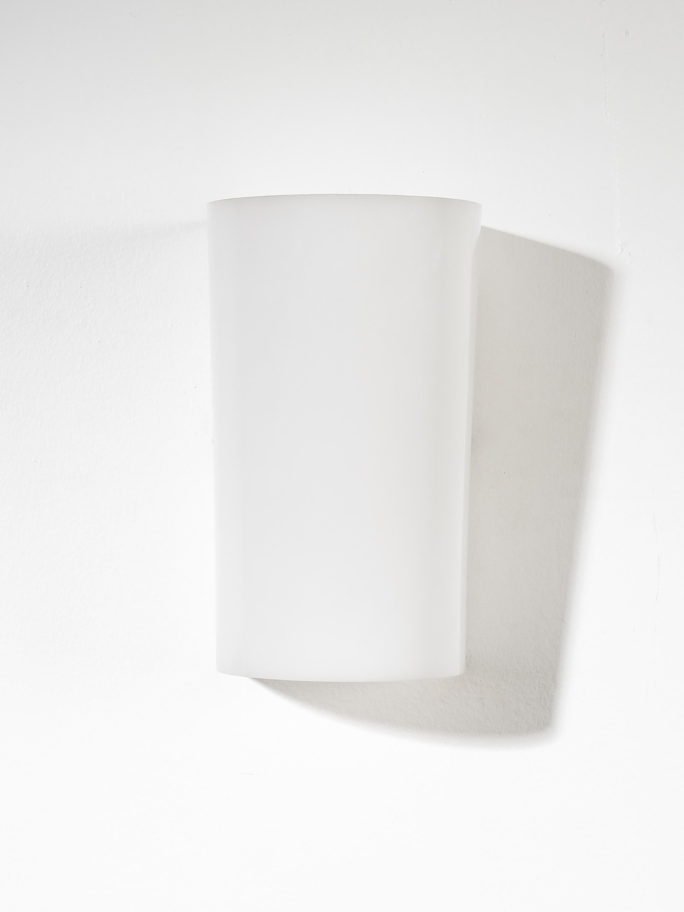 Scandinavo moderno Lampada da parete in acrilico Model 50-026 di Lisa Johansson-Pape per Orno, anni '60 in vendita