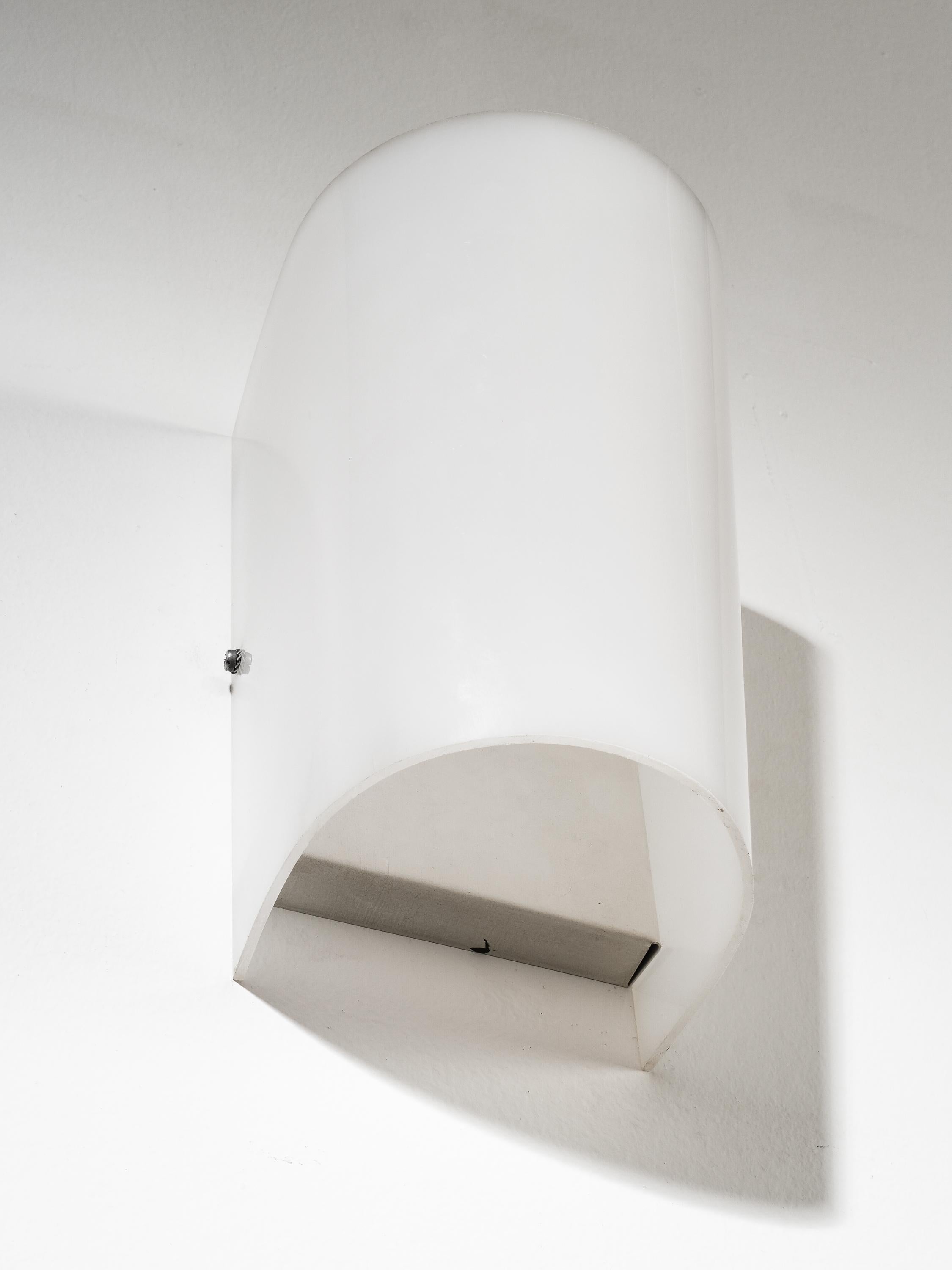 Lampada da parete in acrilico Model 50-026 di Lisa Johansson-Pape per Orno, anni '60 In condizioni buone in vendita a Karis, Nyland