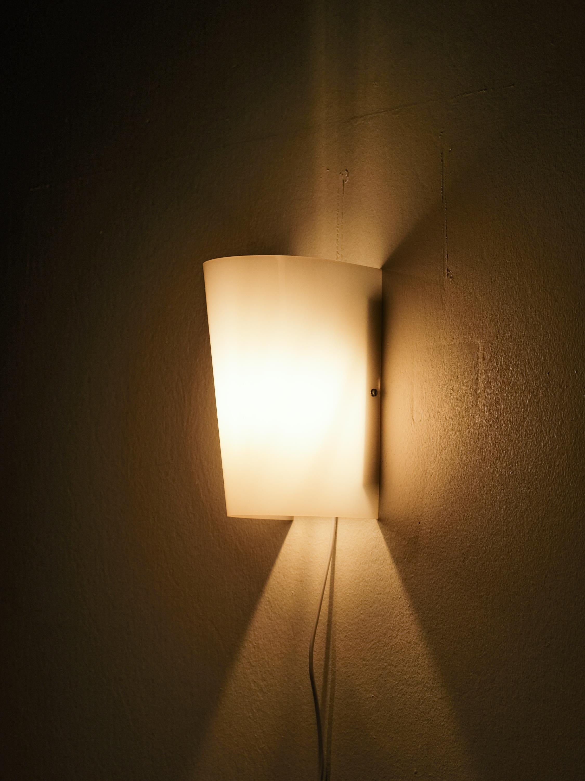 Metallo Lampada da parete in acrilico Model 50-026 di Lisa Johansson-Pape per Orno, anni '60 in vendita