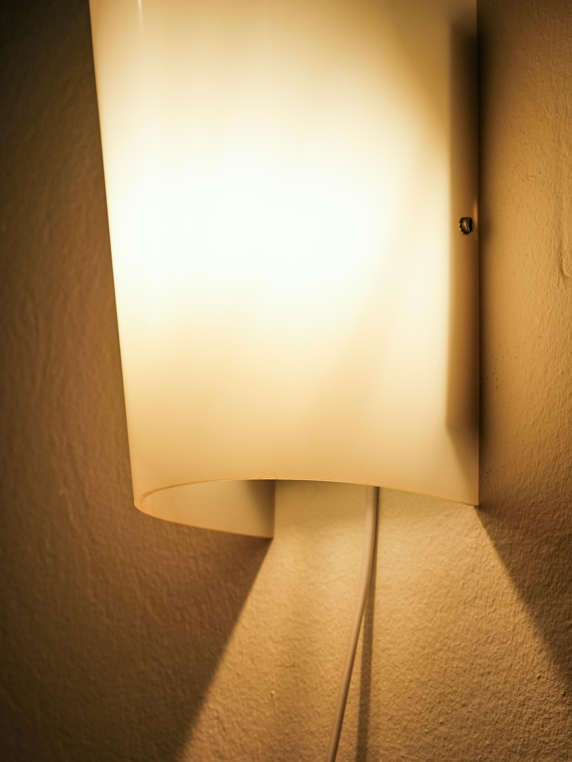 Lampada da parete in acrilico Model 50-026 di Lisa Johansson-Pape per Orno, anni '60 in vendita 1