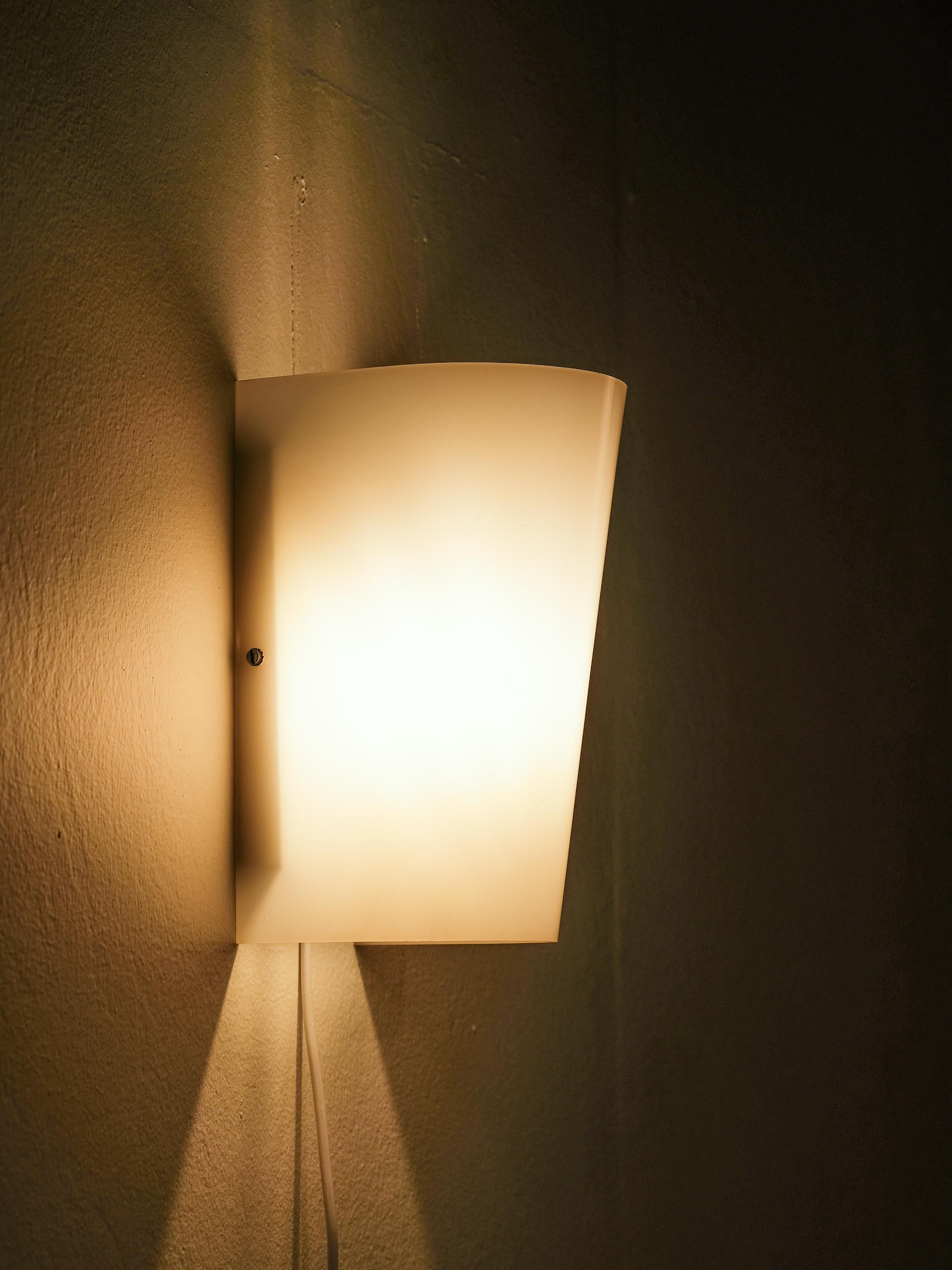 Lampada da parete in acrilico Model 50-026 di Lisa Johansson-Pape per Orno, anni '60 in vendita 2