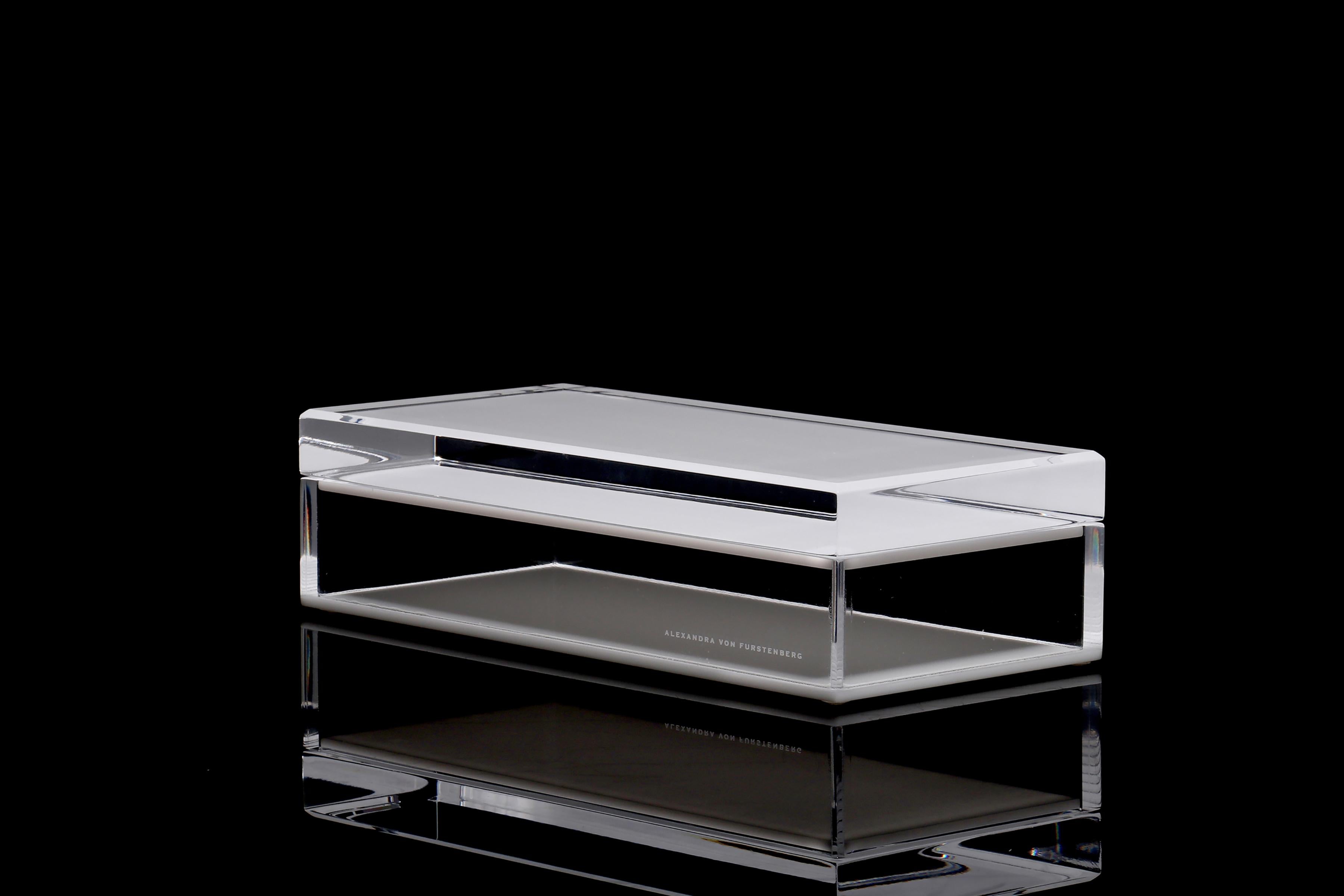 La Caja Corta Alexandra Von Furstenberg en Blanco es decorativa y funcional a la vez. Con un diseño elegante y de perfil bajo, estas cajas son versátiles para diversos usos. Coloca la Caja Corta AVF en tu mesita para guardar mandos a distancia, en