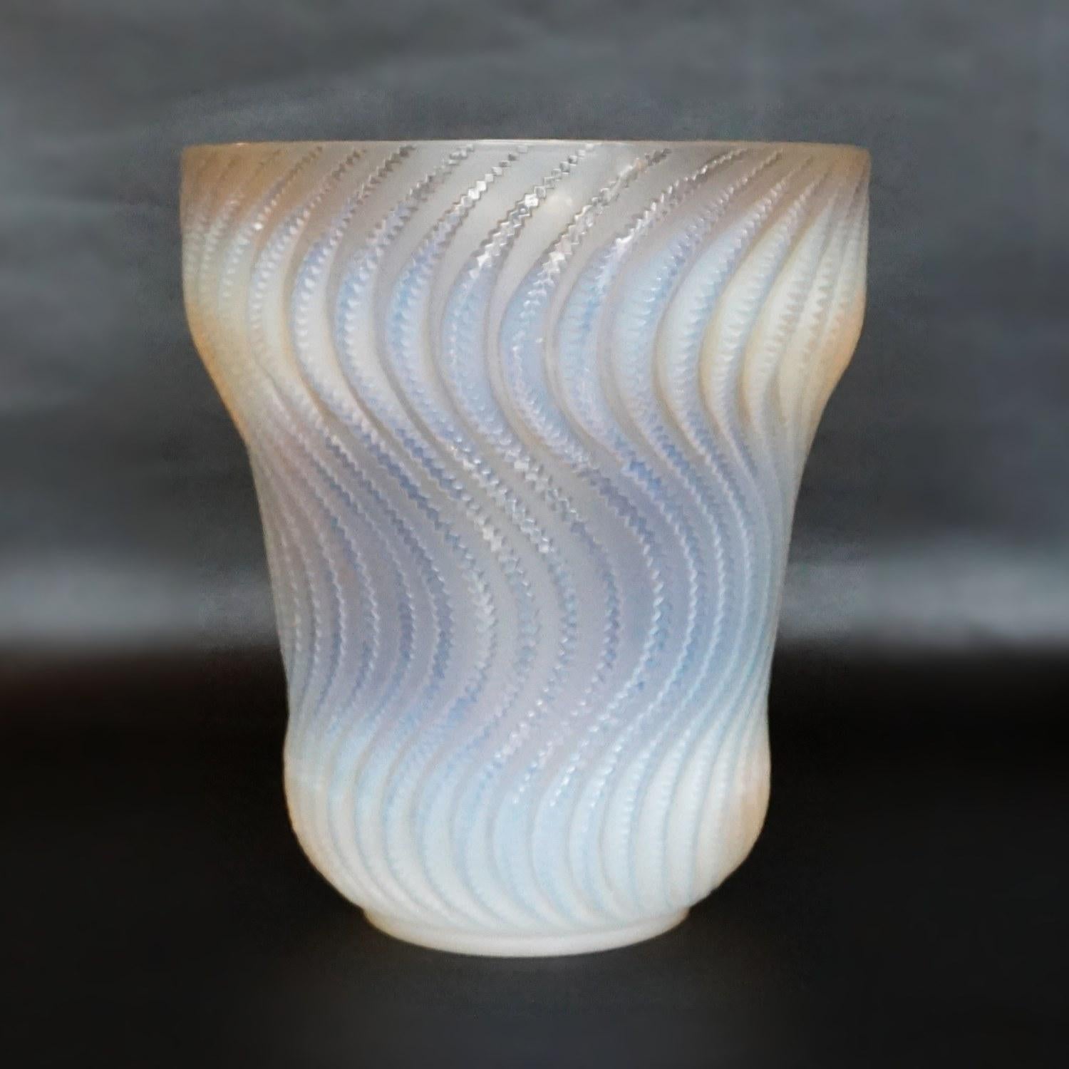 Verre Vase en verre opalescent 'Actinia' de René Lalique, Circa 1935 en vente