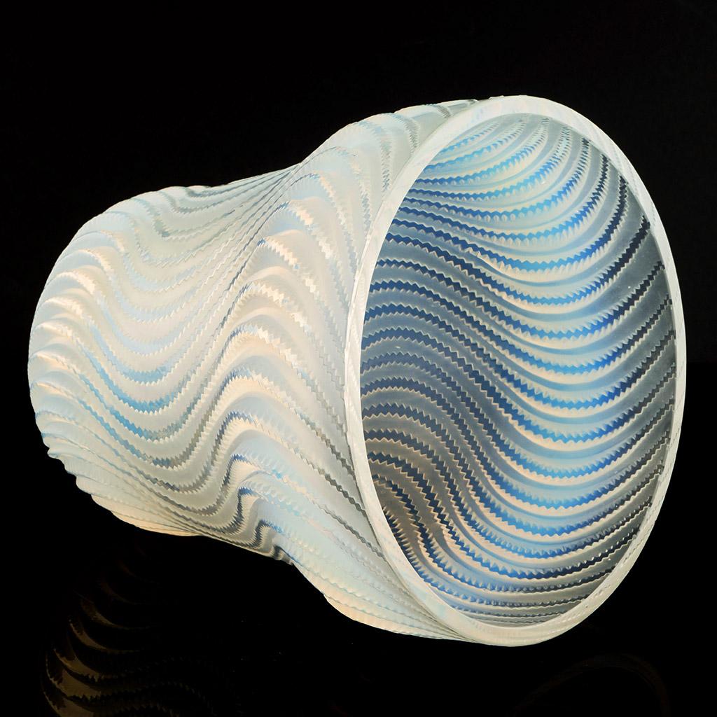 Français Vase en verre opalescent 'Actinia' de Rene Lalique en vente