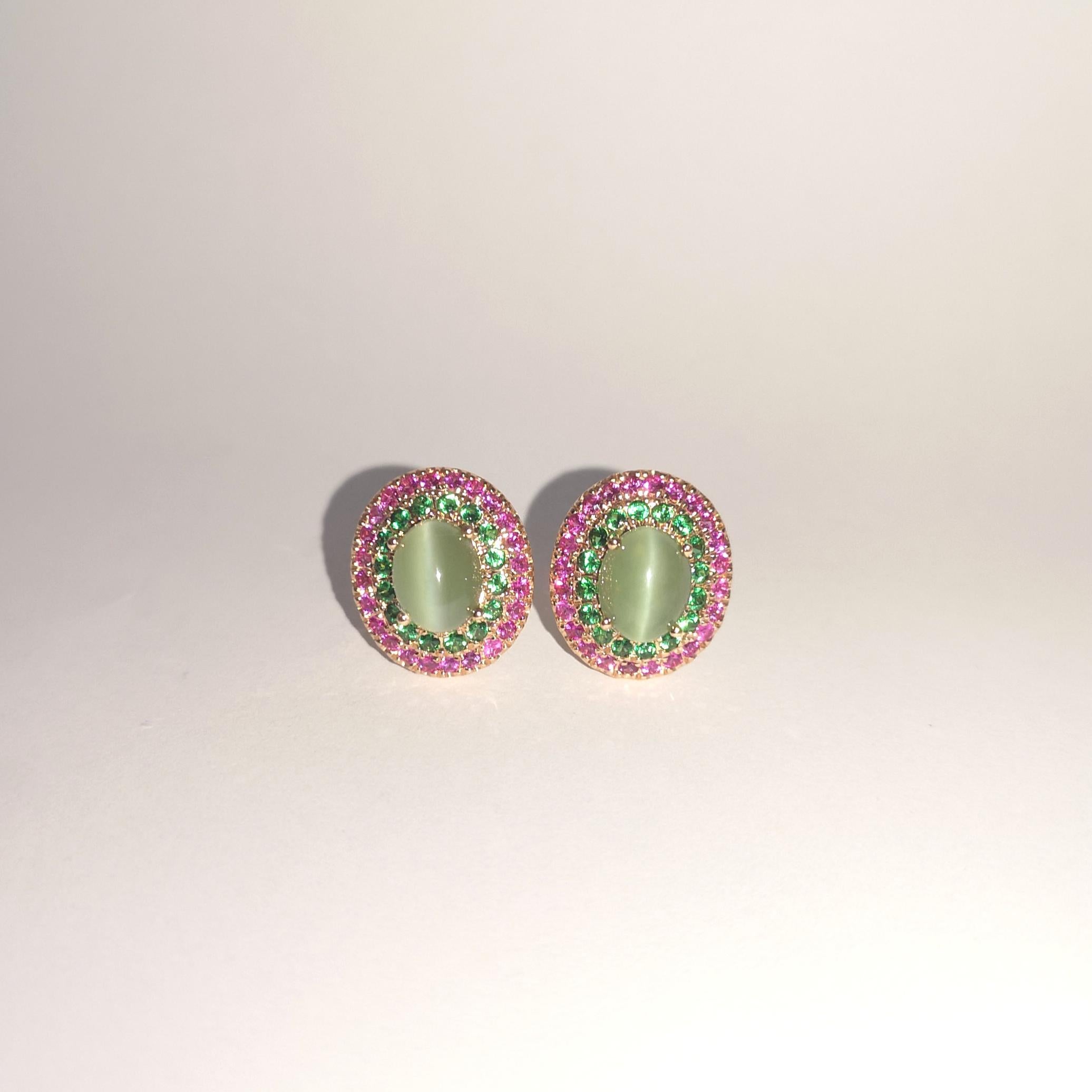 Orecchini con occhio di gatto di actinolite, zaffiro rosa e tsavorite in oro rosa 18 carati In condizioni Nuovo in vendita a Bangkok, TH