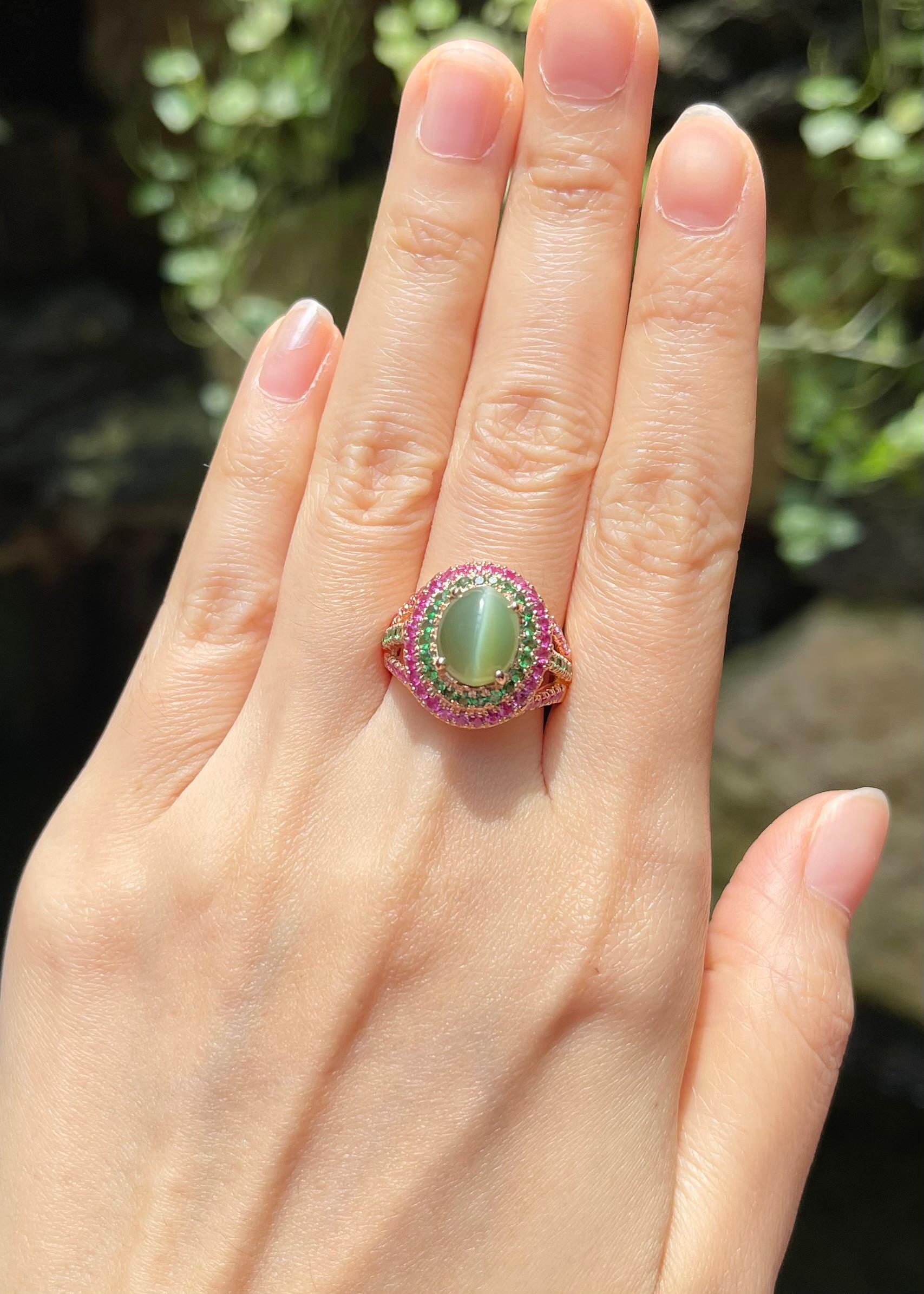 Actinolite œil de chat 3.02 carats avec saphir rose 0.95 carat et tsavorite 0.60 carat bague en or rose 18 carats

Largeur :  1.5 cm 
Longueur : 1.7 cm
Taille de l'anneau : 54
Poids total : 8,48 grammes

