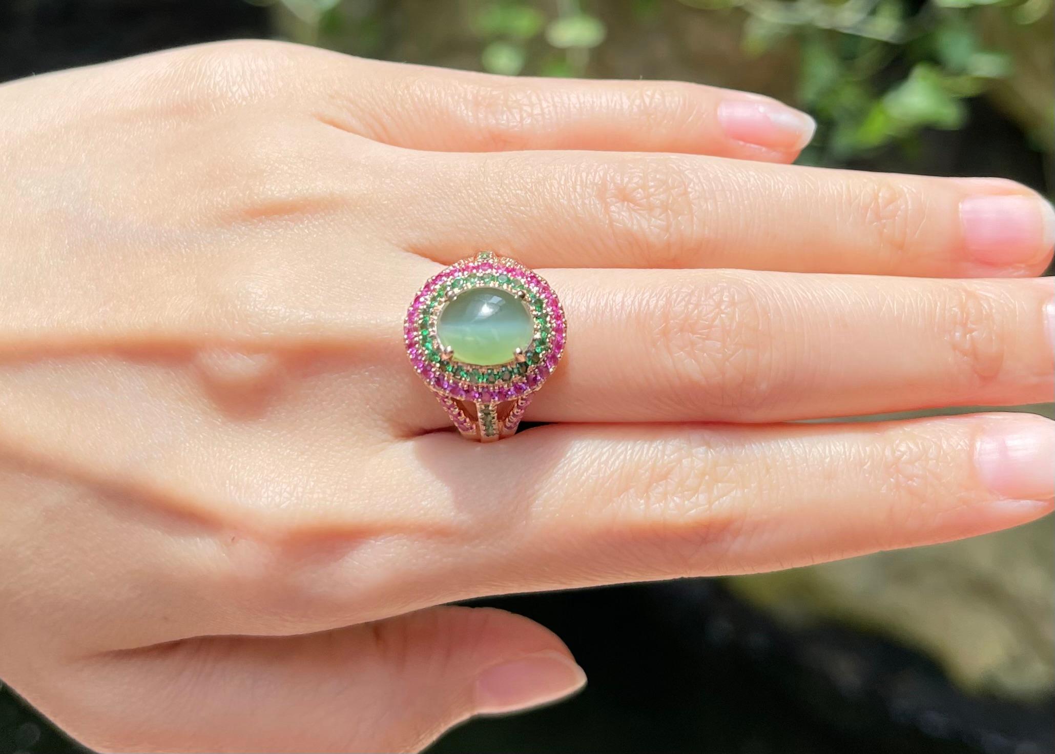 Contemporain Oeil de chat en actinolite, saphir rose et tsavorite, monture en or rose 18 carats en vente
