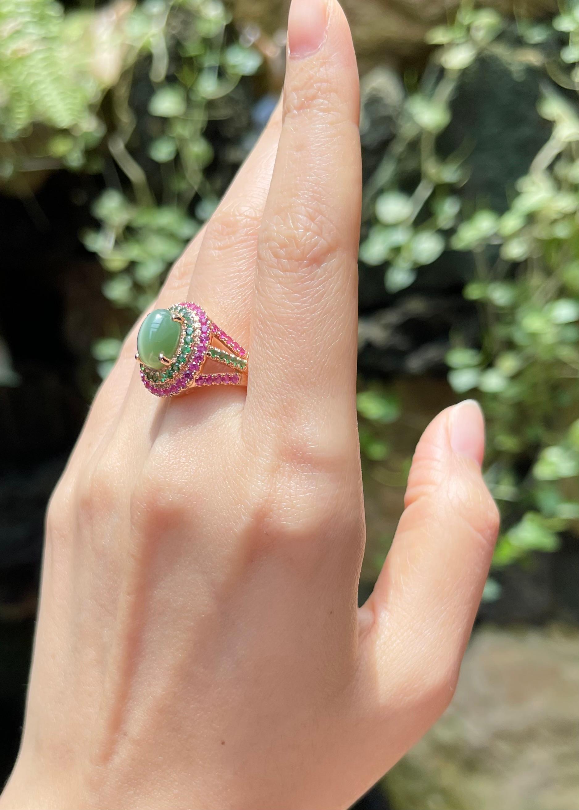 Non taillé Oeil de chat en actinolite, saphir rose et tsavorite, monture en or rose 18 carats en vente