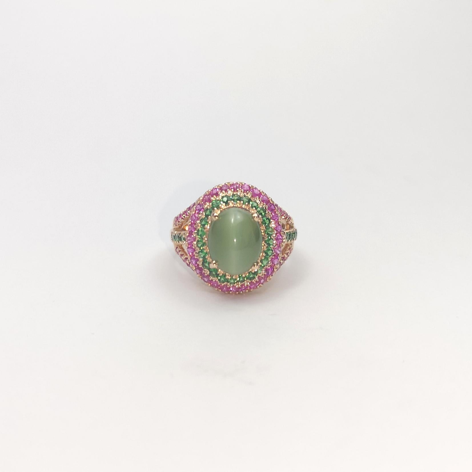 Oeil de chat en actinolite, saphir rose et tsavorite, monture en or rose 18 carats en vente 1