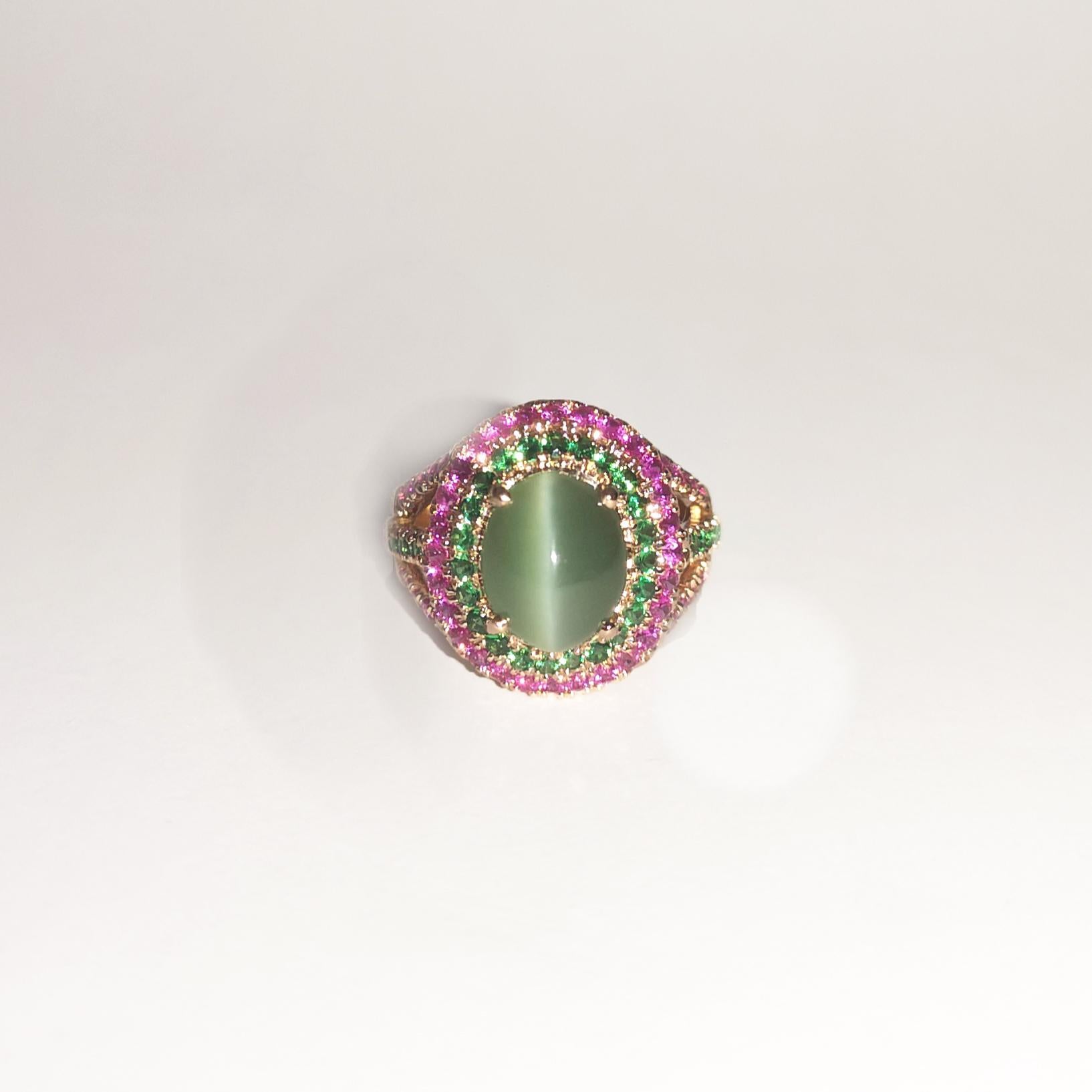 Oeil de chat en actinolite, saphir rose et tsavorite, monture en or rose 18 carats en vente 2