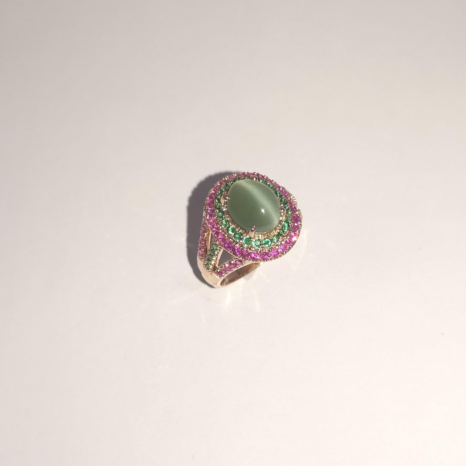 Oeil de chat en actinolite, saphir rose et tsavorite, monture en or rose 18 carats en vente 3