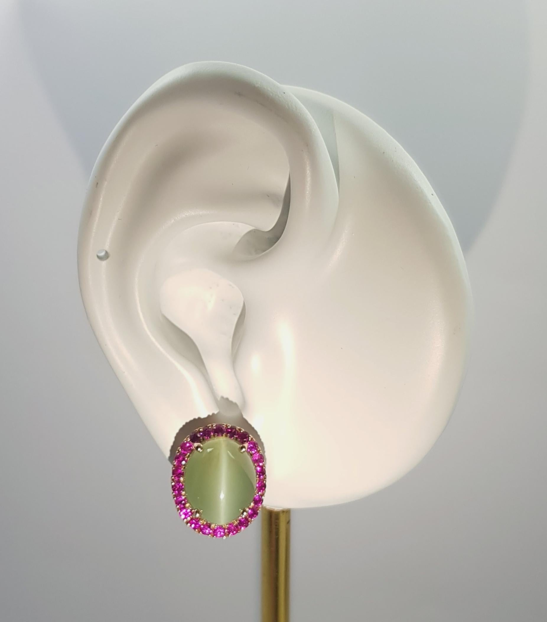 Orecchini con occhio di gatto di actinolite 10,26 carati e zaffiro rosa 1,13 carati con montatura in oro rosa 18 carati

Larghezza: 1.4 cm 
Lunghezza: 1.6 cm
Peso totale: 7.85 grammi

