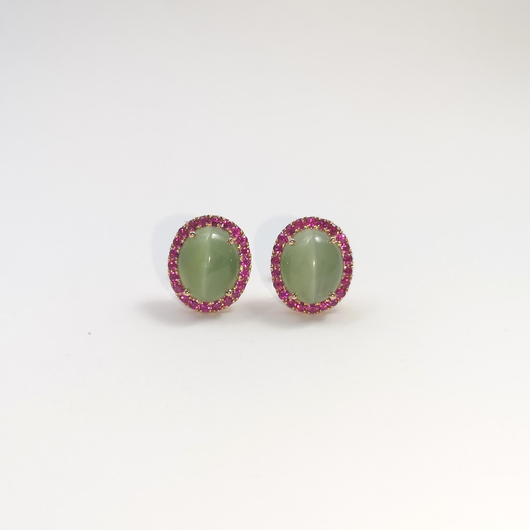 Orecchini con occhio di gatto in actinolite e zaffiro rosa con montatura in oro rosa 18 carati In condizioni Nuovo in vendita a Bangkok, TH