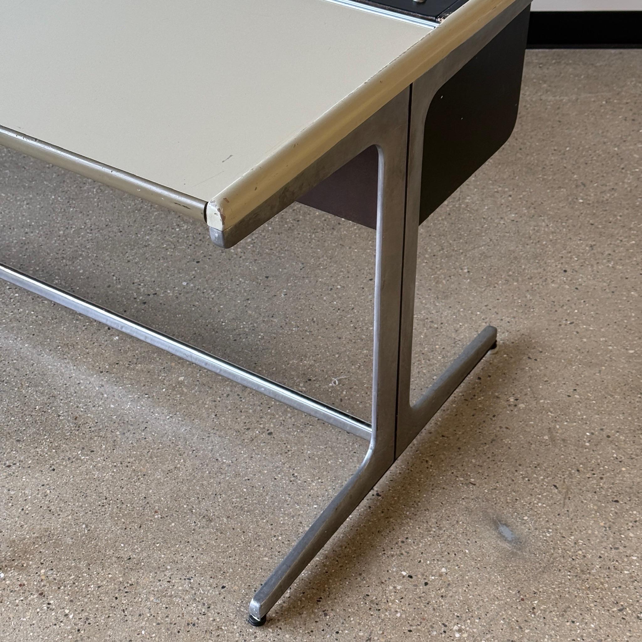 c. 1950s. Bureau extrêmement rare fabriqué par Herman Miller. Tiroirs à crayons manquants.

