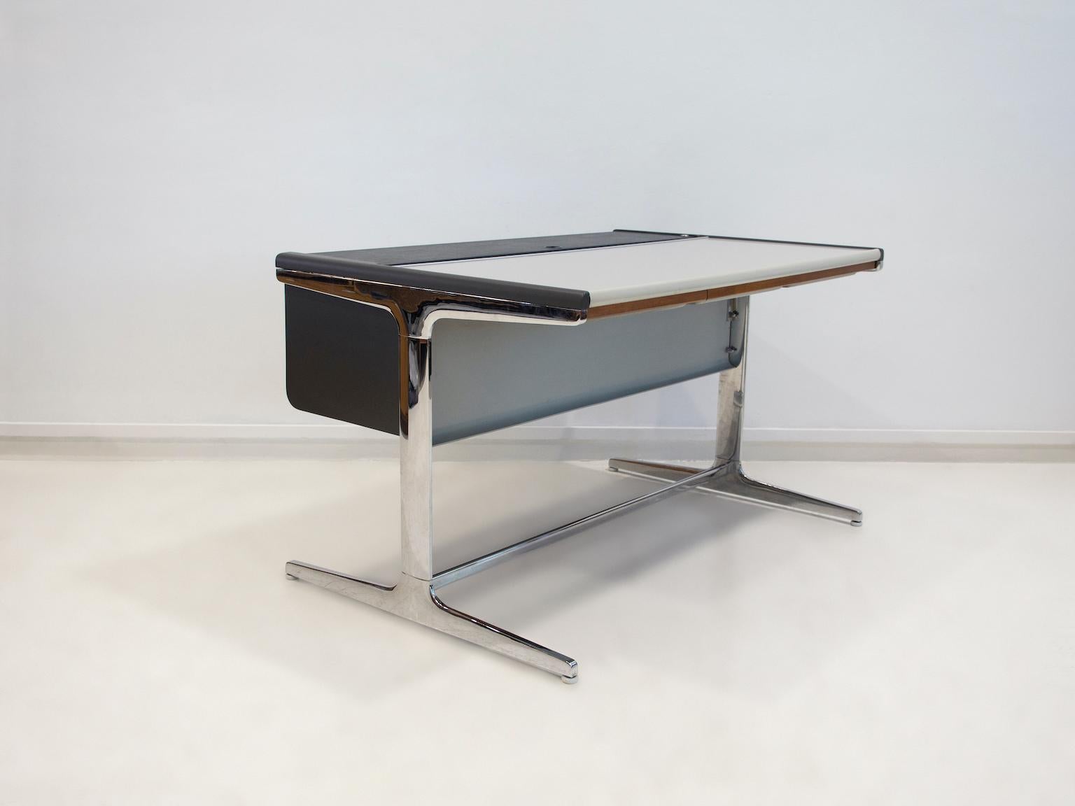 Action Office Schreibtisch, Modell 64 902, entworfen von George Nelson & Robert Propst für Herman Miller aus den 1960er Jahren. Sockel aus verchromtem Aluminium mit weißen Kunststoffschützern. Abschließbarer Klappdeckel mit schwarzem Kunstlederbezug