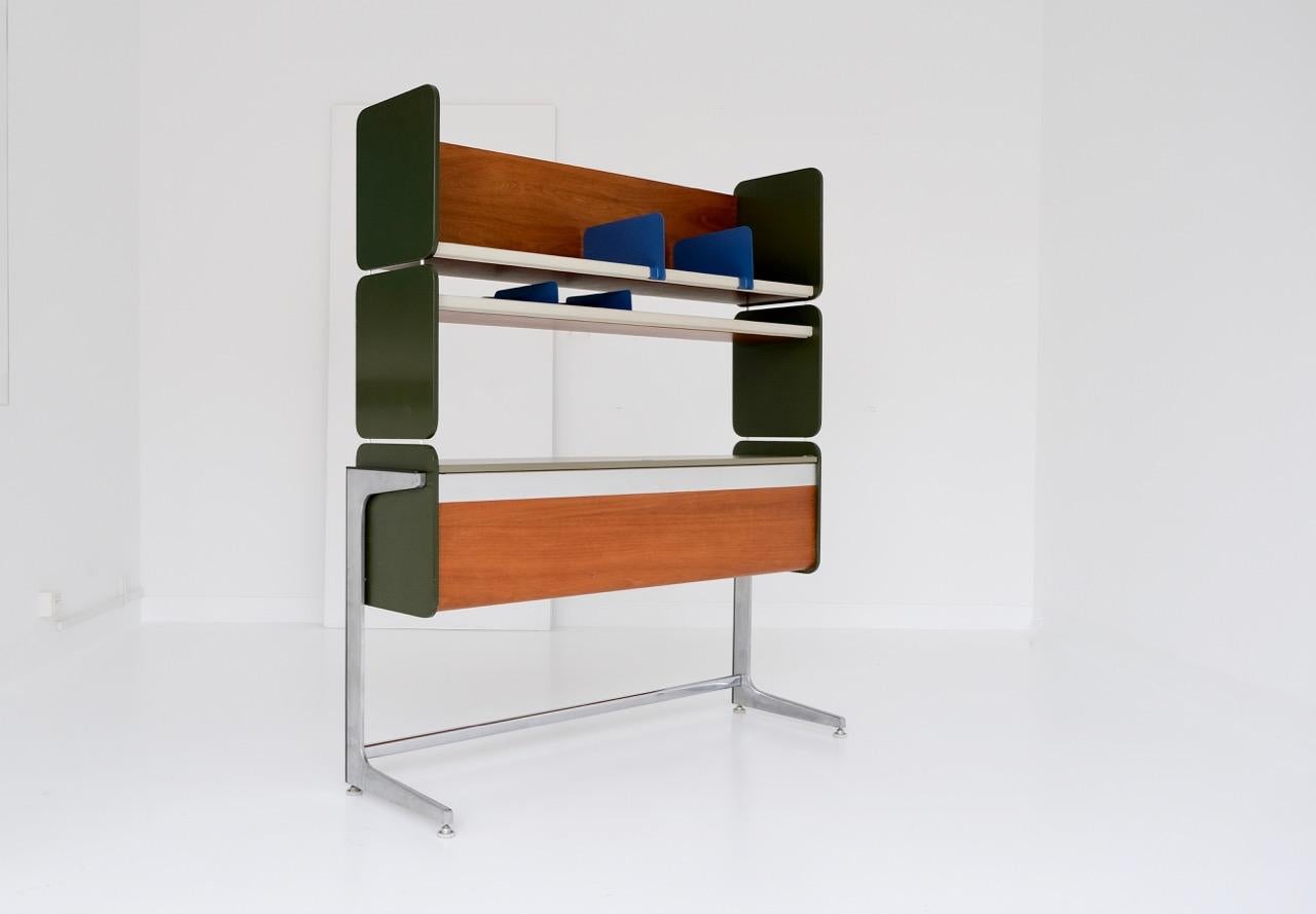 Action Office 1 (AO1) storage unit no. 64915, George Nelson for Herman Miller. Freestanding shelf, which is composed of several components: the base with the self-leveling glides, a file bin with hanging files, an empty shelf above it and two other