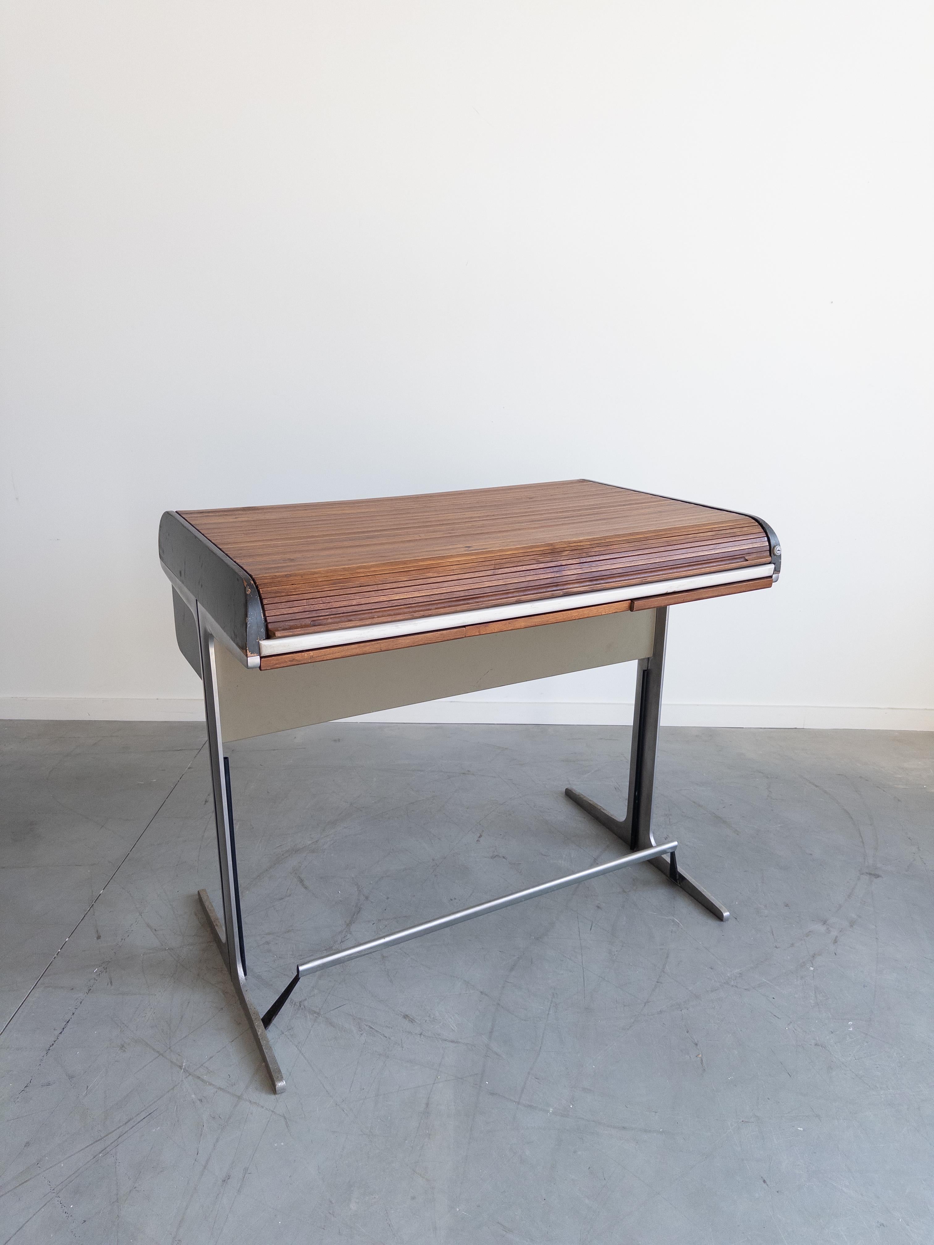 Scrivania Action Office, modello 64 902, progettata da George Nelson & Robert Propst per Herman Miller negli anni Sessanta. Base in alluminio cromato con protezioni in plastica bianca. Coperchio incernierato con serratura con rivestimento in pelle