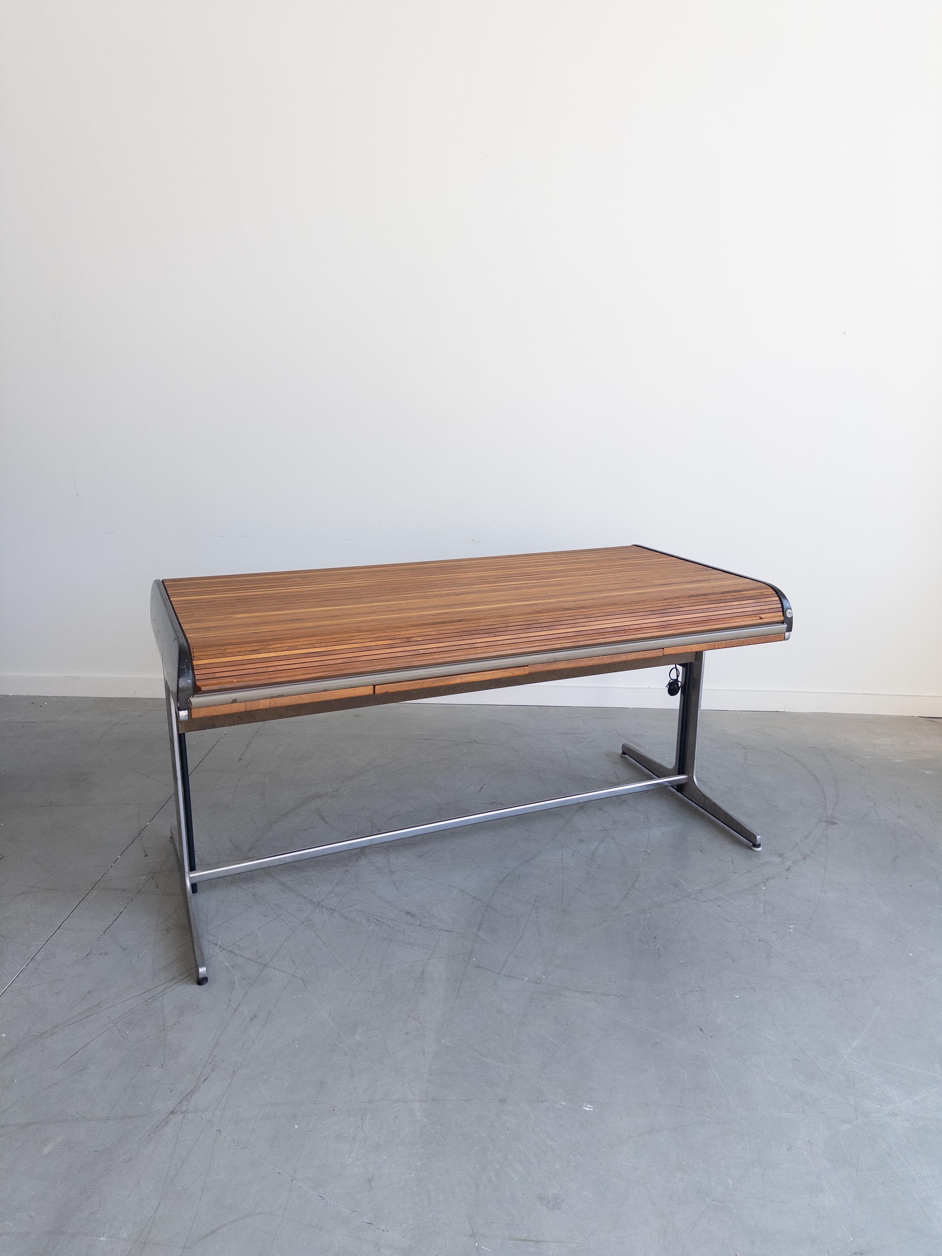 Scrivania Action Office, disegnata da George Nelson & Robert Propst per Herman Miller negli anni '60. Base in alluminio cromato con protezioni in plastica bianca. Coperchio incernierato con serratura con rivestimento in pelle sintetica nera e piano