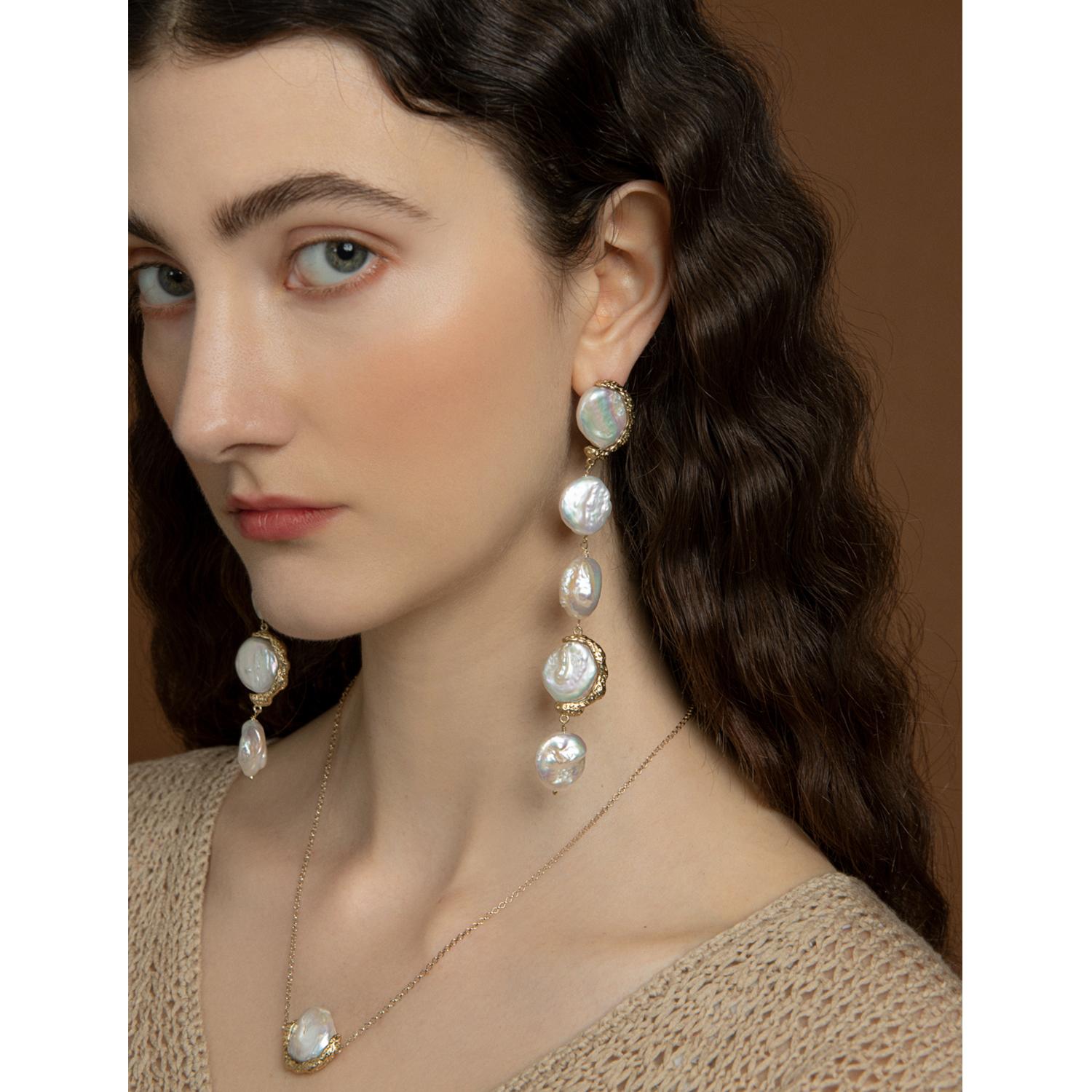 Die Ad Astra Pearl Statement Earrings von Vintouch Jewels aus 18 Karat vergoldetem Silber sind eine Hommage an die Einzigartigkeit jedes einzelnen Menschen, denn sie bestehen aus einzigartigen Barockperlen, die sanft an Ihren Ohrläppchen baumeln.
