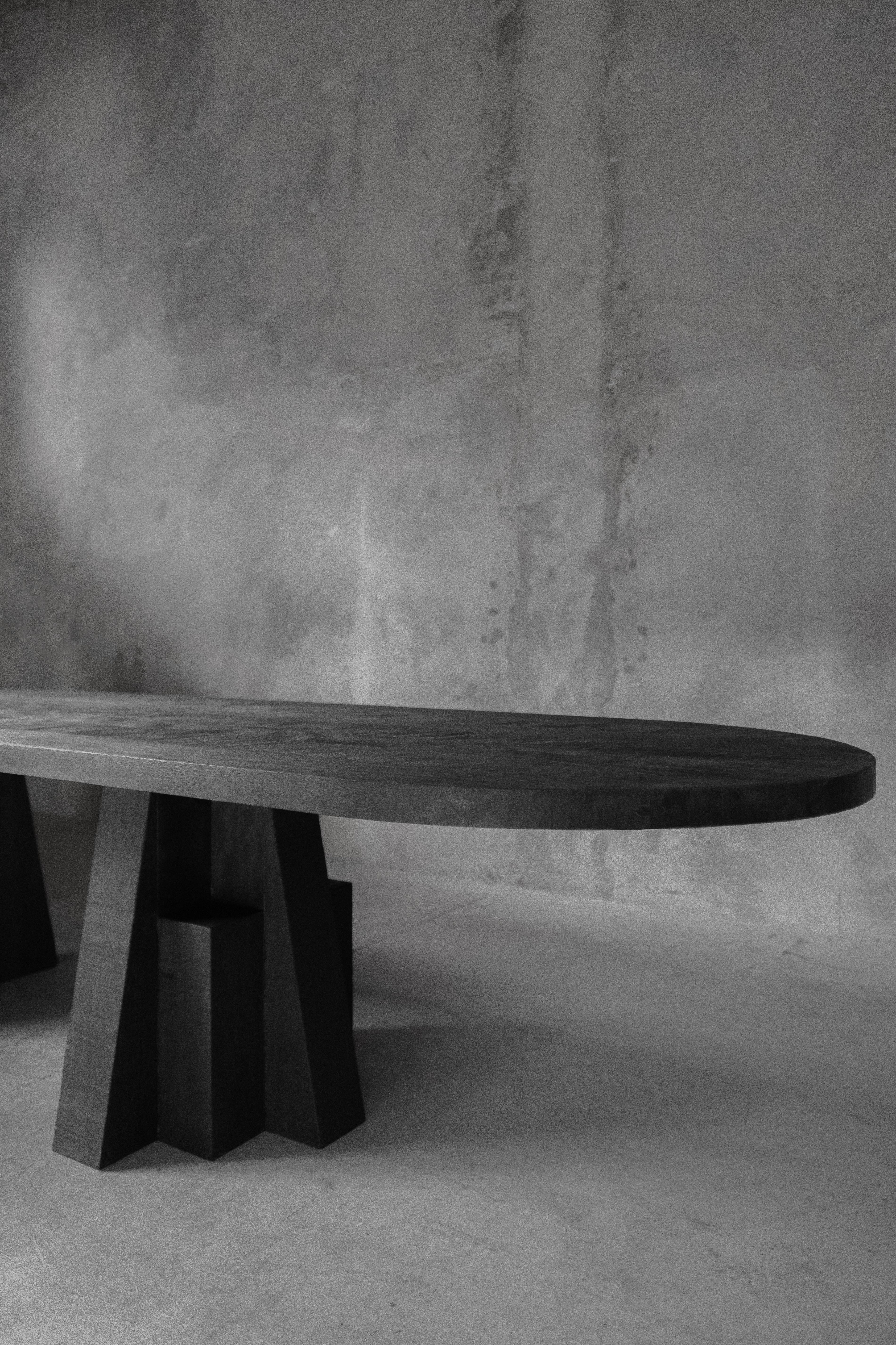 AD table à manger en bois d'iroko noir, sculptée à la main, signée Arno Declercq
Tableau ADS 2.0
Mesures : Petit 340 cm L x 73 cm H x 105 cm P, 133.86