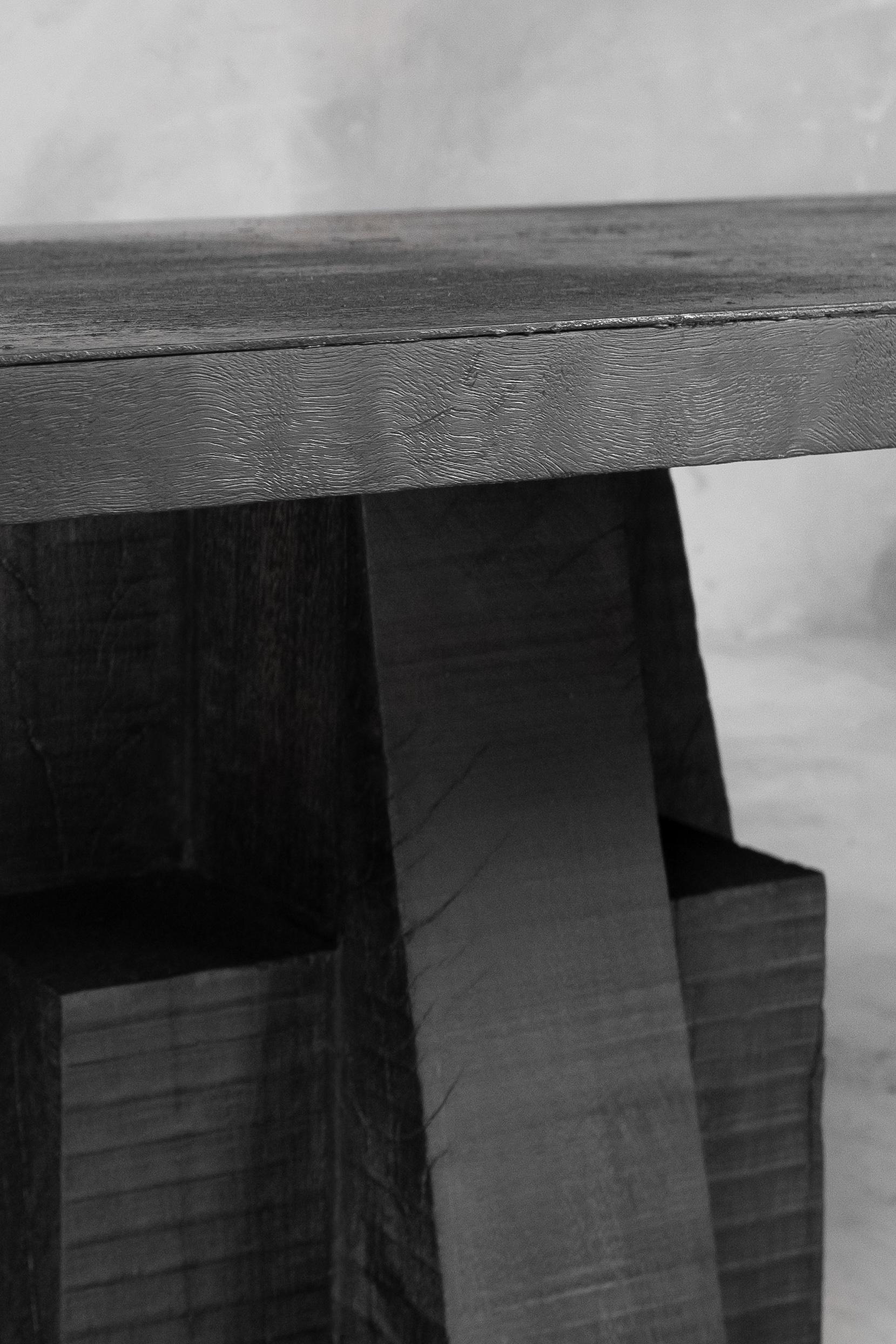 Bruni Table de salle à manger en bois noir Iroko, sculptée à la main, signée Arno Declercq