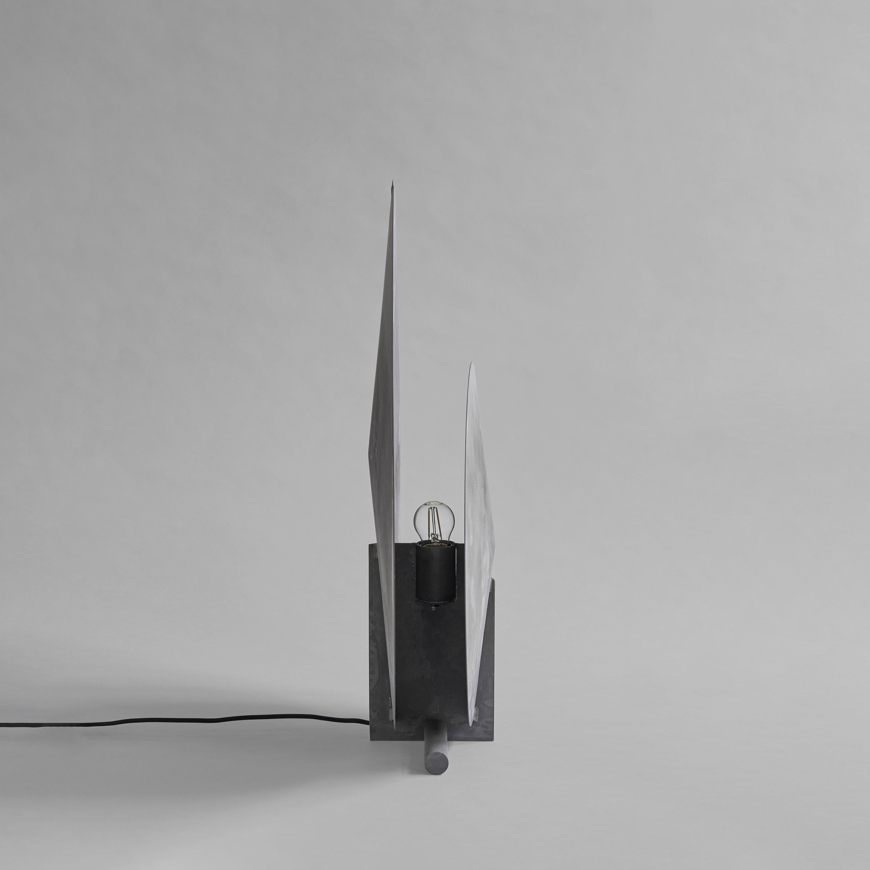 AD floor lamp Oxidized by 101 Copenhagen
Designed by Kristian Sofus Hansen & Tommy Hyldahl.
Dimensions: L 60 x W 12 x H 62 cm
Cable length: 200cm.
This product is not wired for USA
Materials: metal: oxidized aluminium / grey
Cable: fabric covered