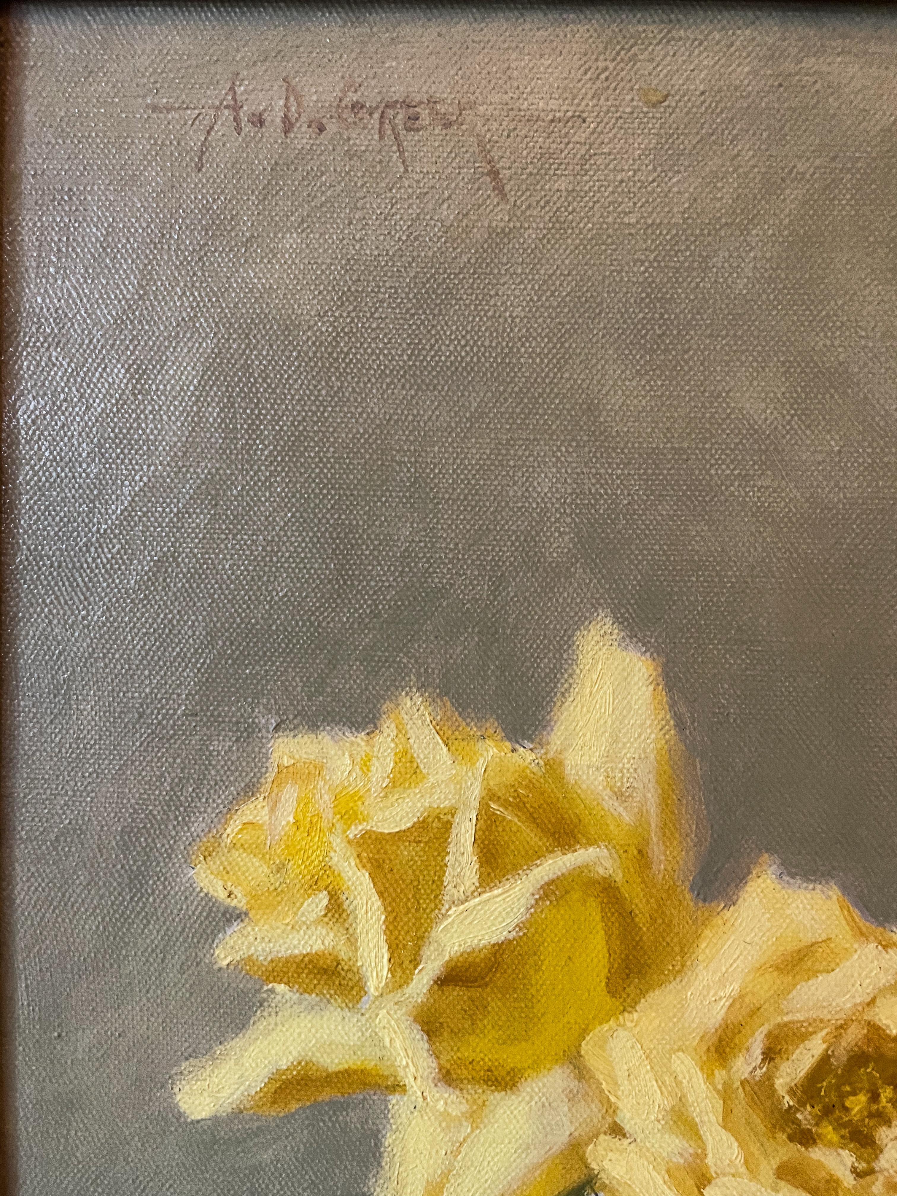 „Yellow Roses and Blue Pot“ Vintage-Ölgemälde in verziertem Blattgoldrahmen (Braun), Still-Life Painting, von A.D. Greer