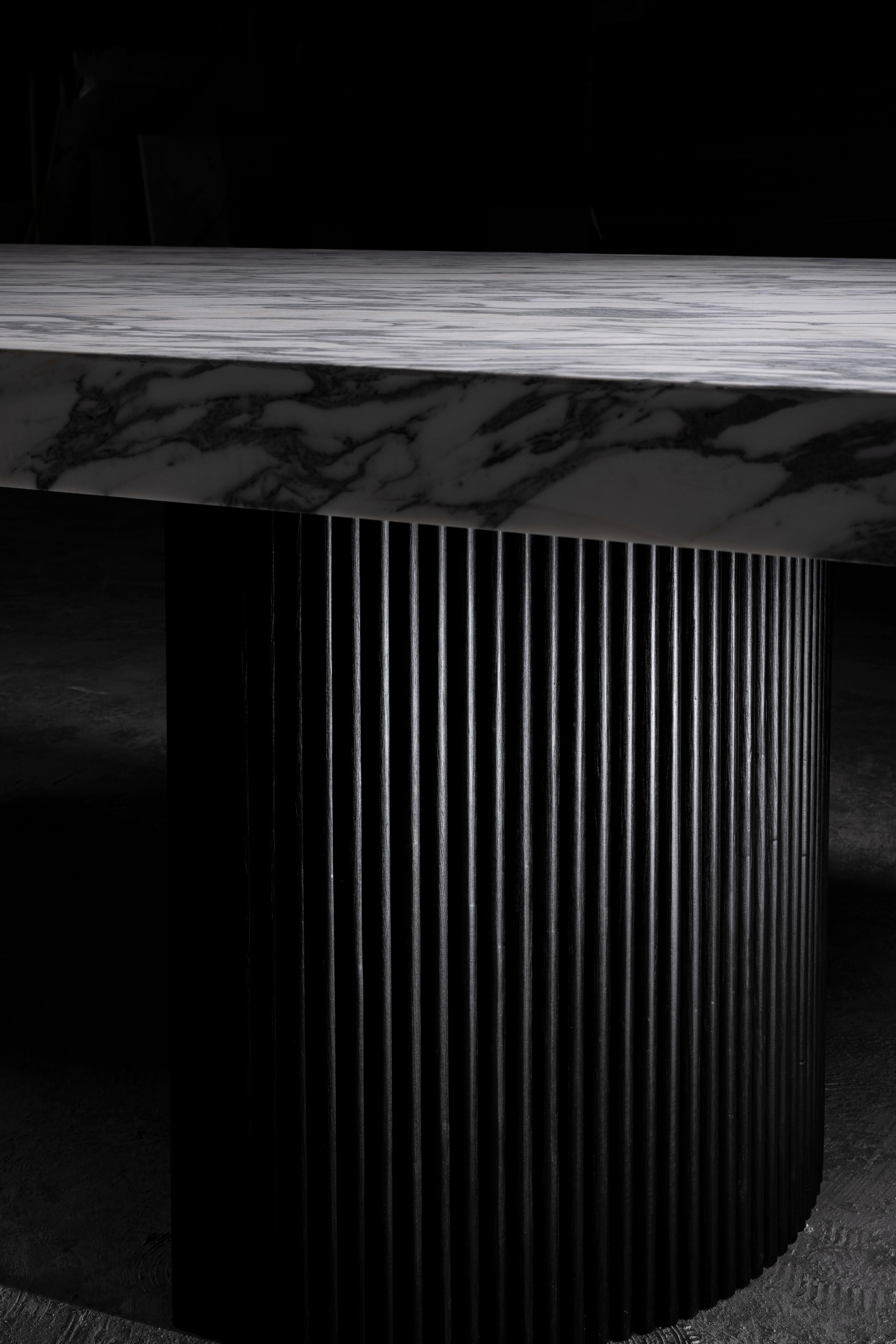 Moderne ADS Table de salle à manger Meliora en Oak Oak et marbre Arabescato Corchia par No Age Studio en vente