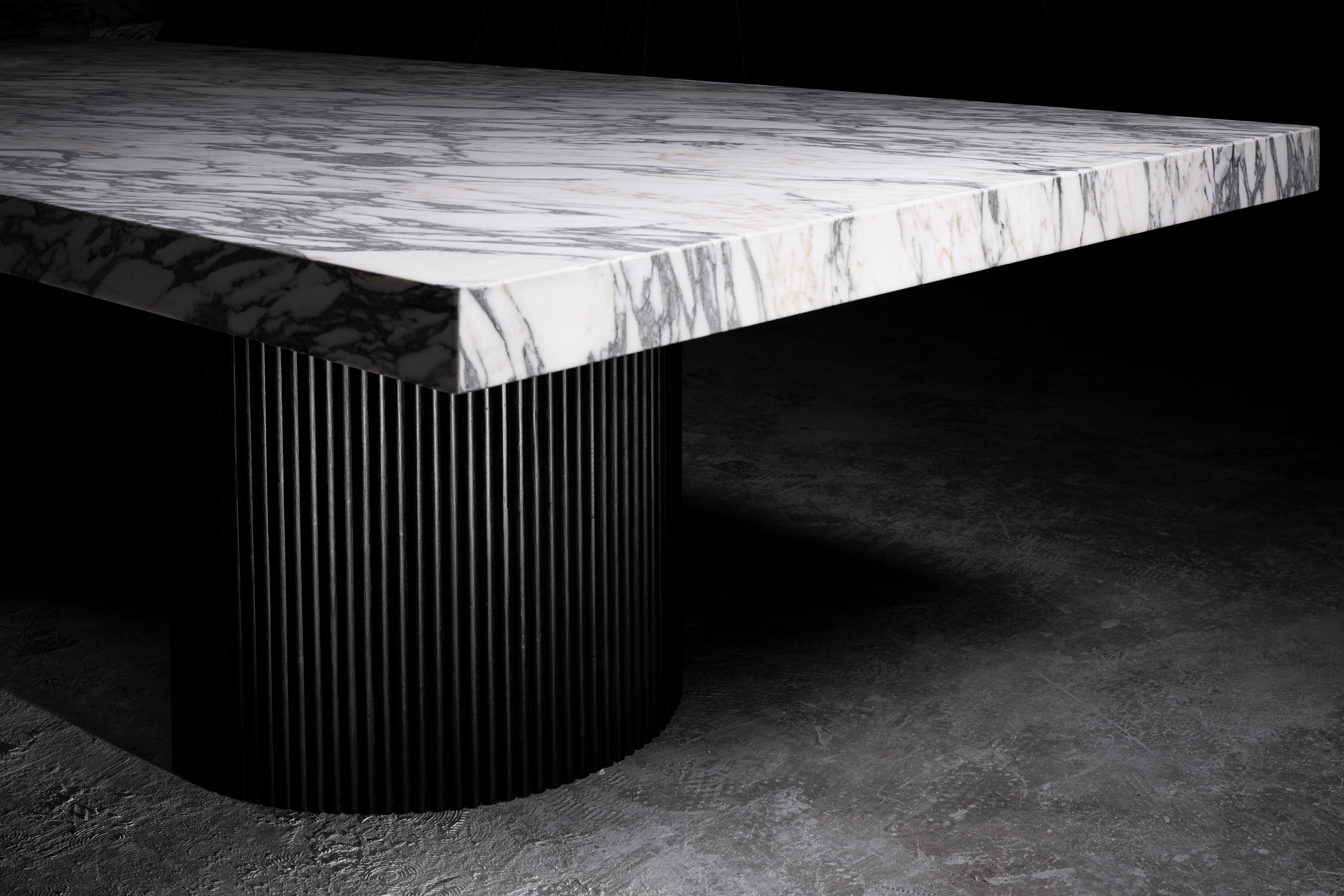 Mexicain ADS Table de salle à manger Meliora en Oak Oak et marbre Arabescato Corchia par No Age Studio en vente