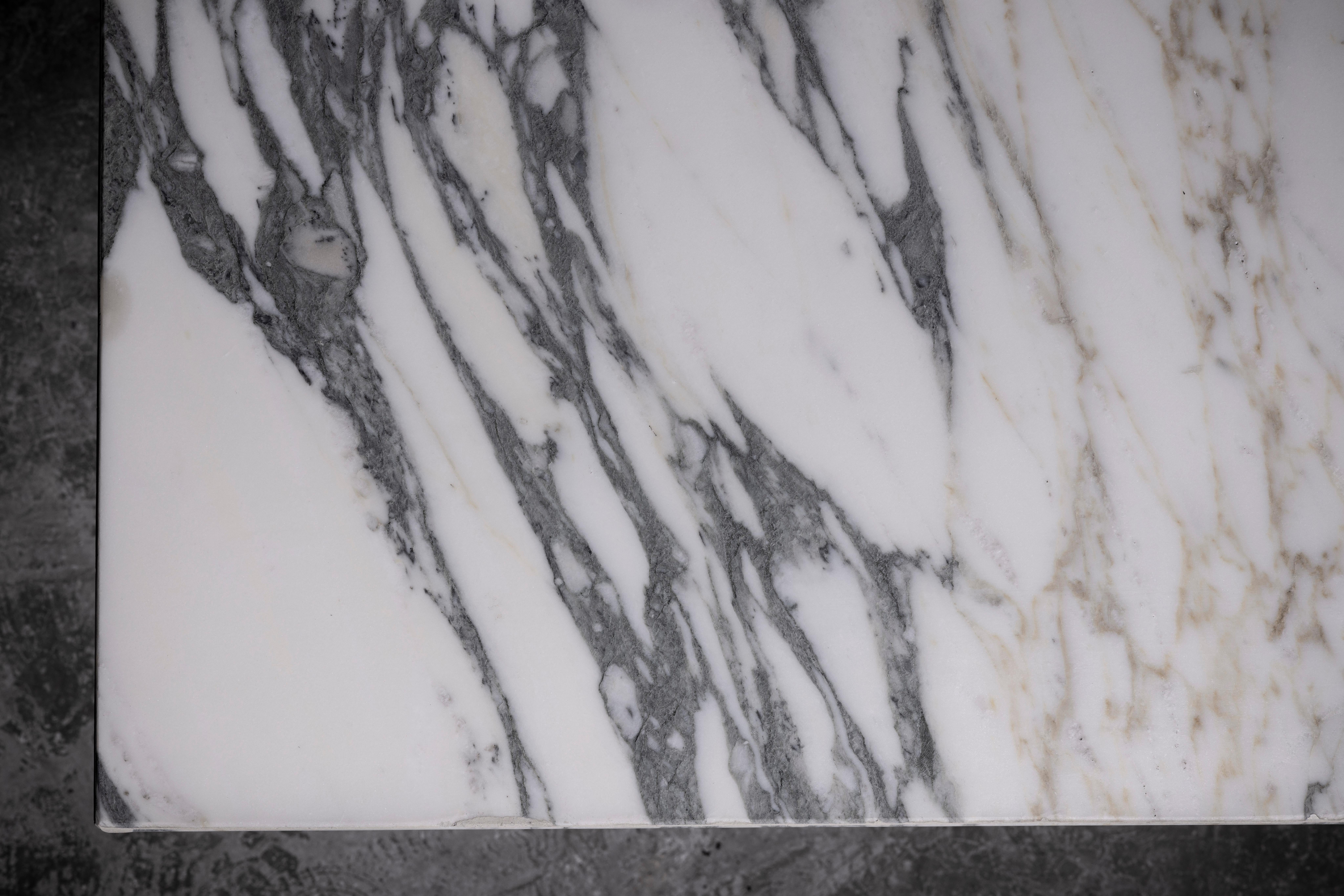 ADS Table de salle à manger Meliora en Oak Oak et marbre Arabescato Corchia par No Age Studio Neuf - En vente à Geneve, CH