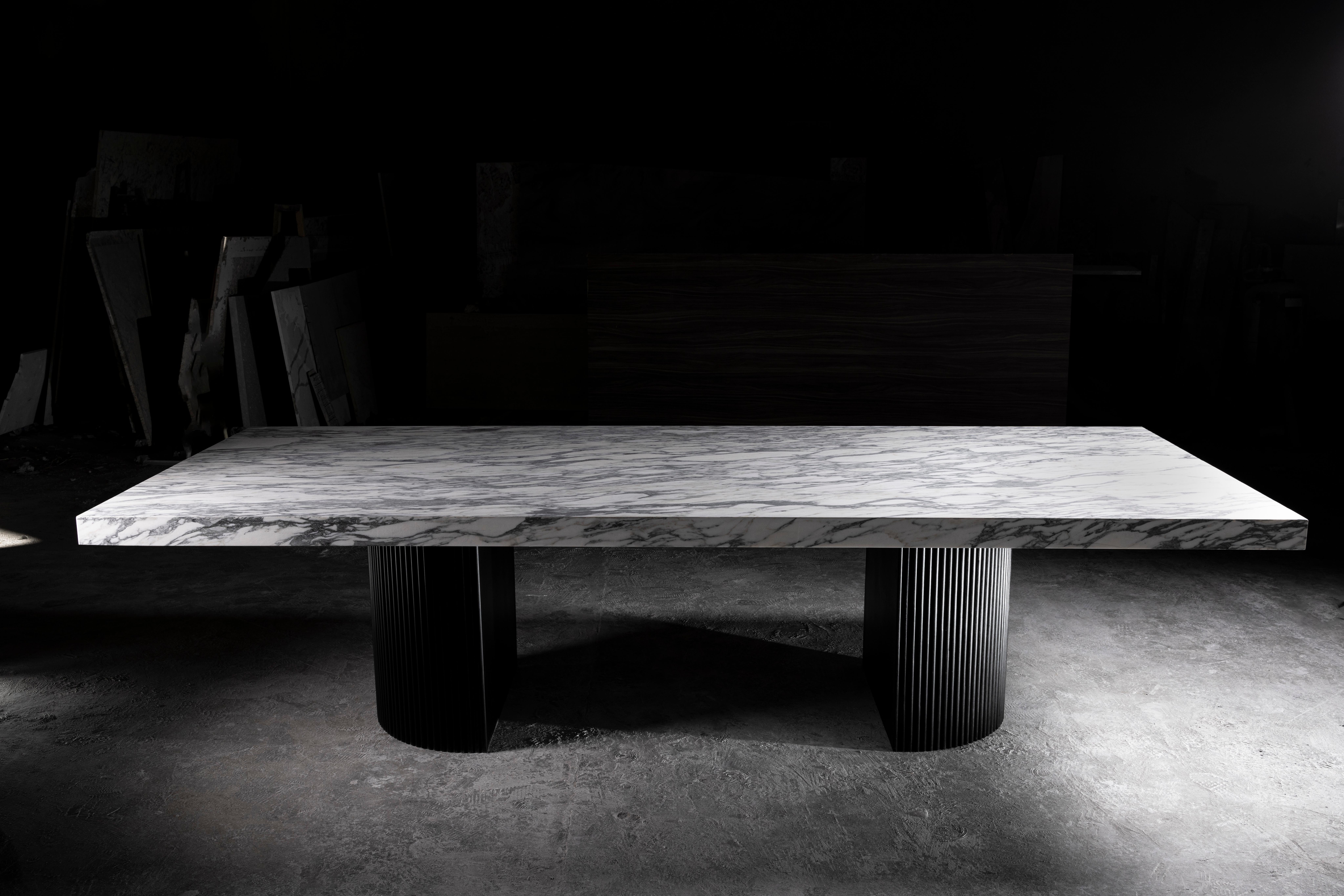 Chêne ADS Table de salle à manger Meliora en Oak Oak et marbre Arabescato Corchia par No Age Studio en vente