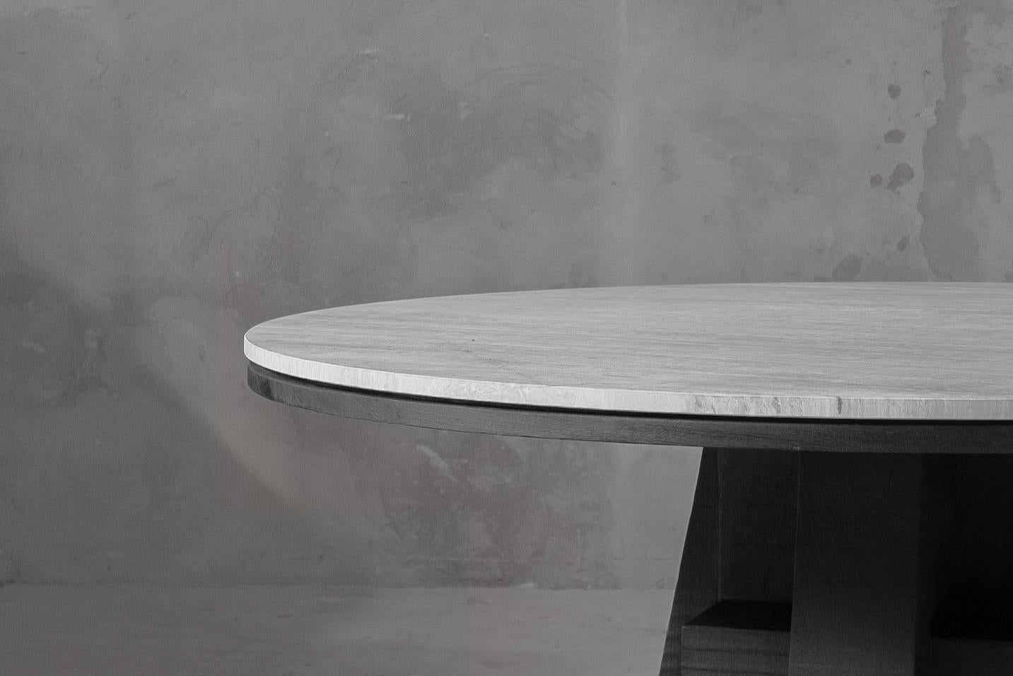 AD Runder Tisch Iroko und Stein Signiert Tisch:: Arno Declercq (Moderne)