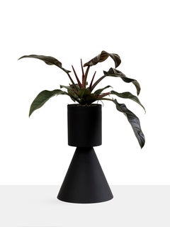 Ada Black Large aluminum planter