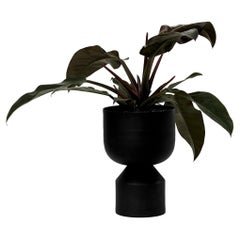 Ada Black Midi aluminum planter