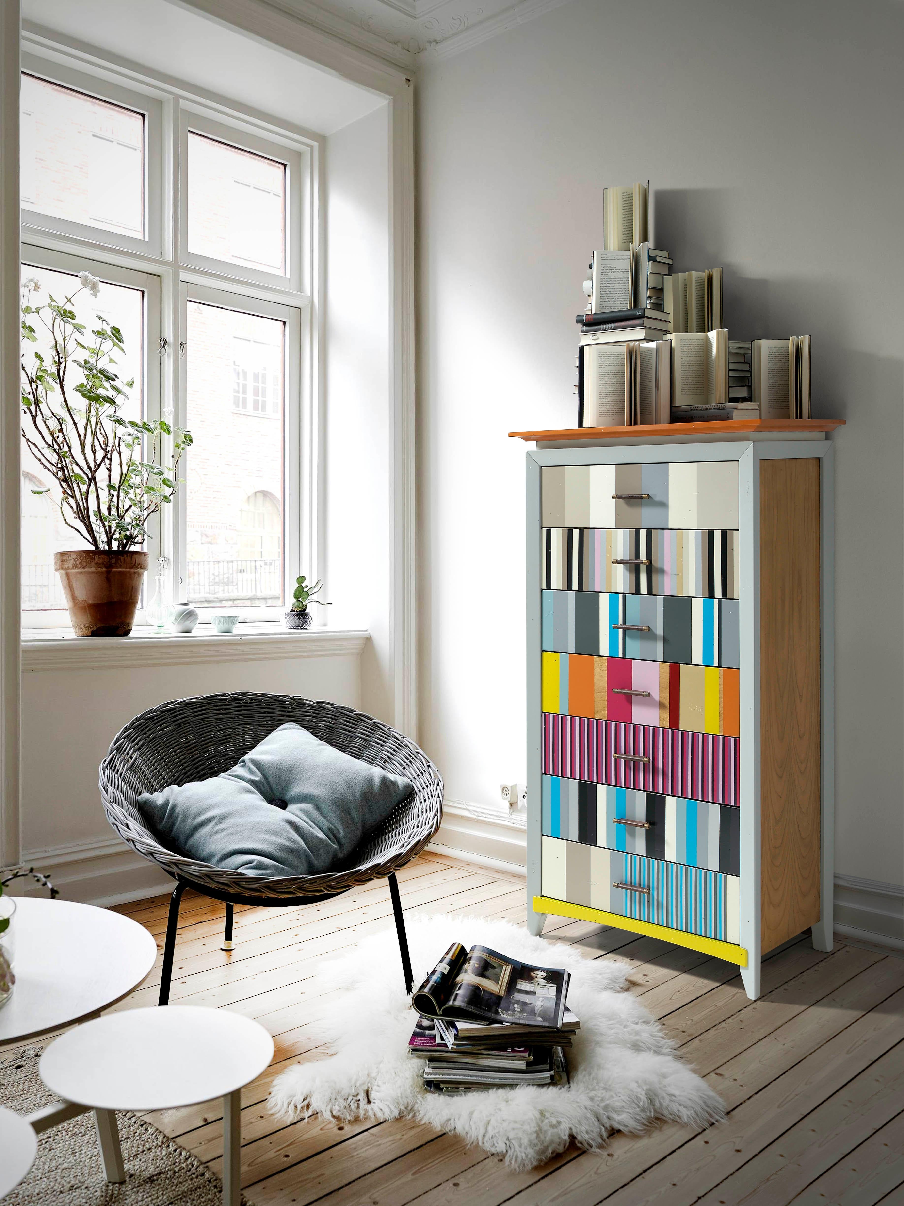 In this chest of drawers, the classic design of the structure gives prominence to the color palette on the front. Its seven drawers have been hand painted in a myriad of tones and colors, in a striped pattern that plays with the thickness of the