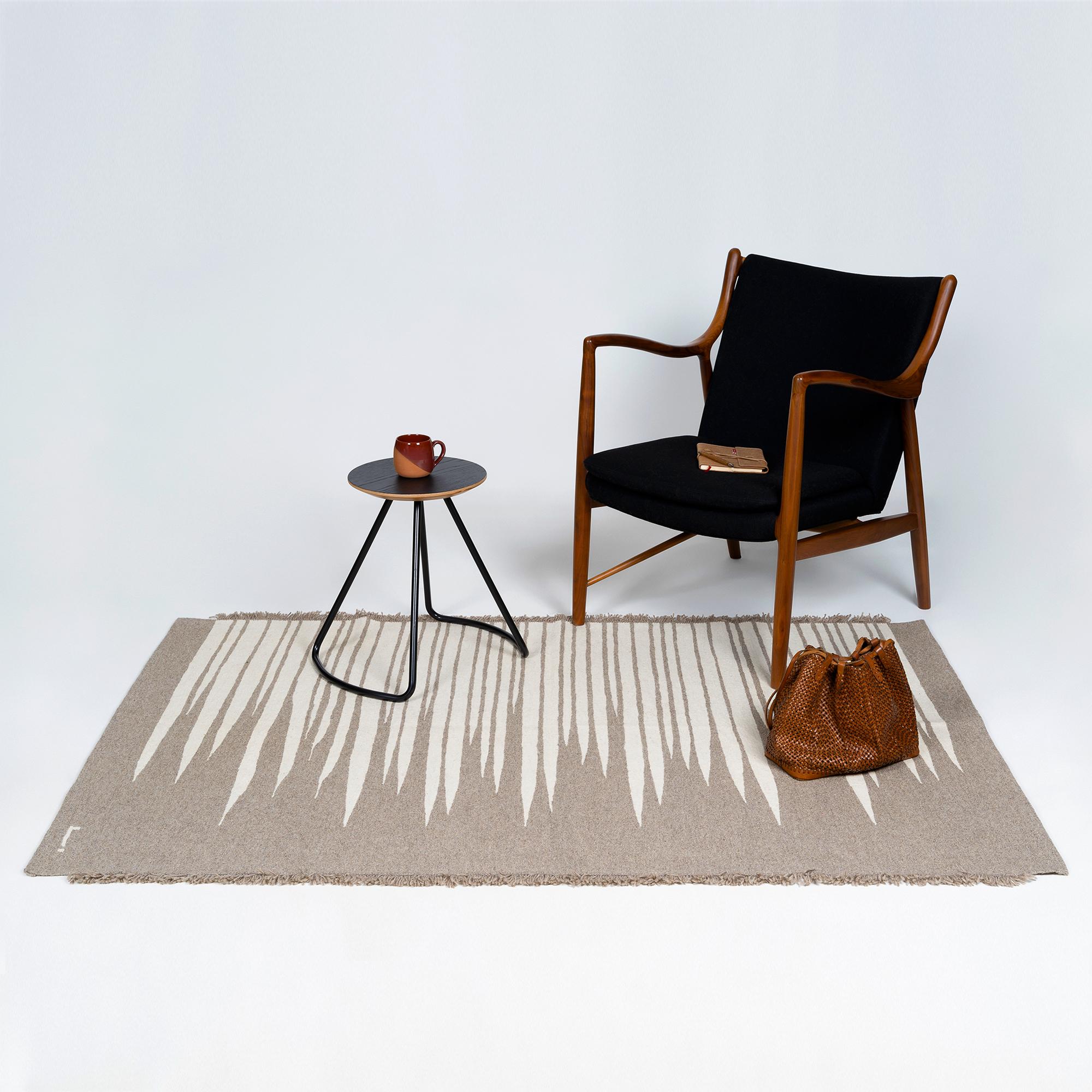 Tissé à la main Tapis Kilim en laine tissé à la main Ada, contemporain gris terreux et blanc dune en vente
