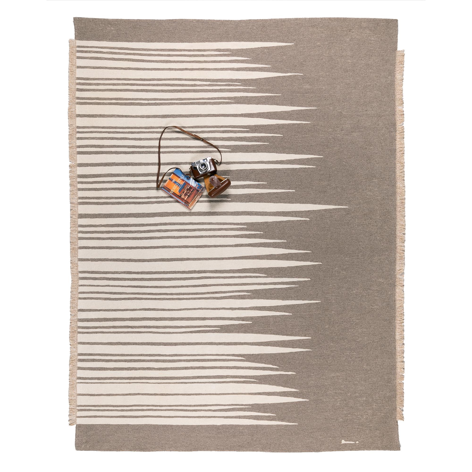 Moderne Tapis Kilim moderne contemporain Ada, en laine tissé à la main gris terreux et blanc cannelé en vente