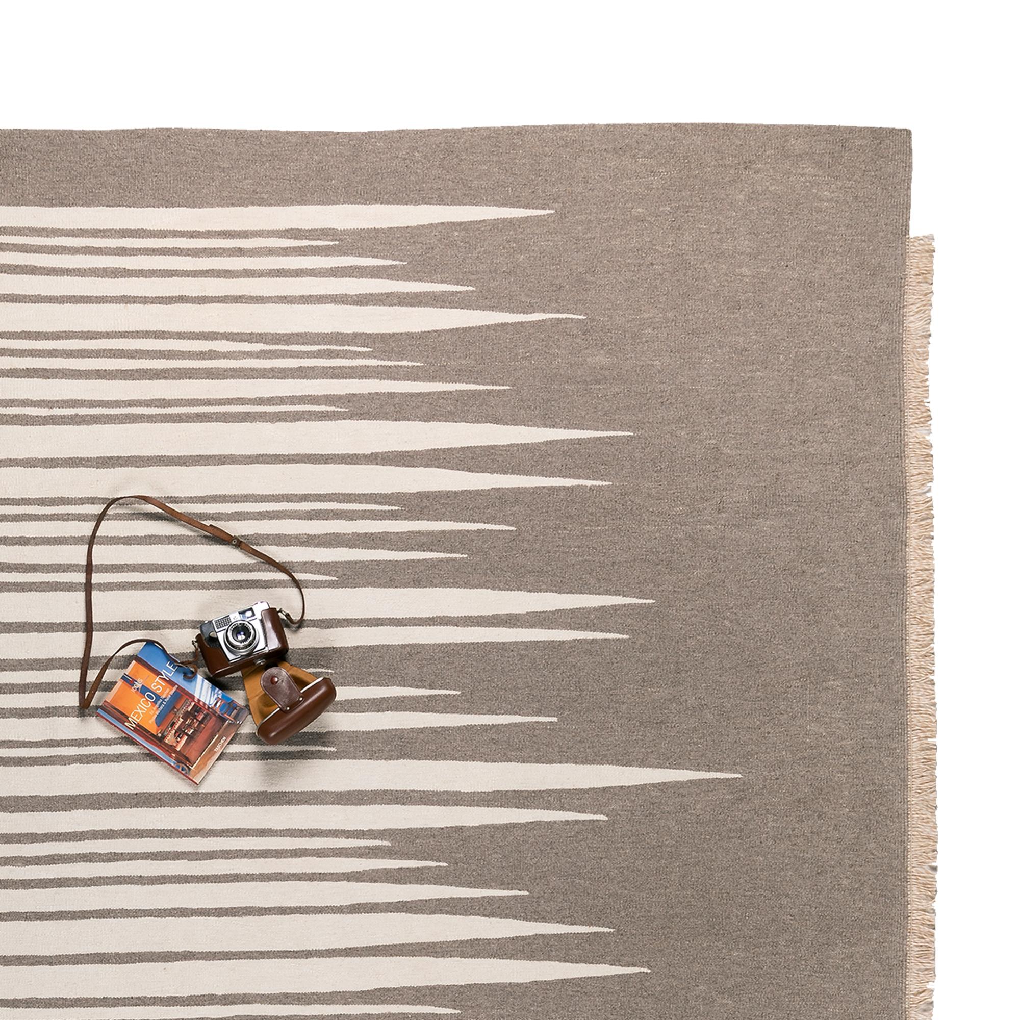 Turc Tapis Kilim en laine tissé à la main Ada, contemporain gris terreux et blanc dune en vente