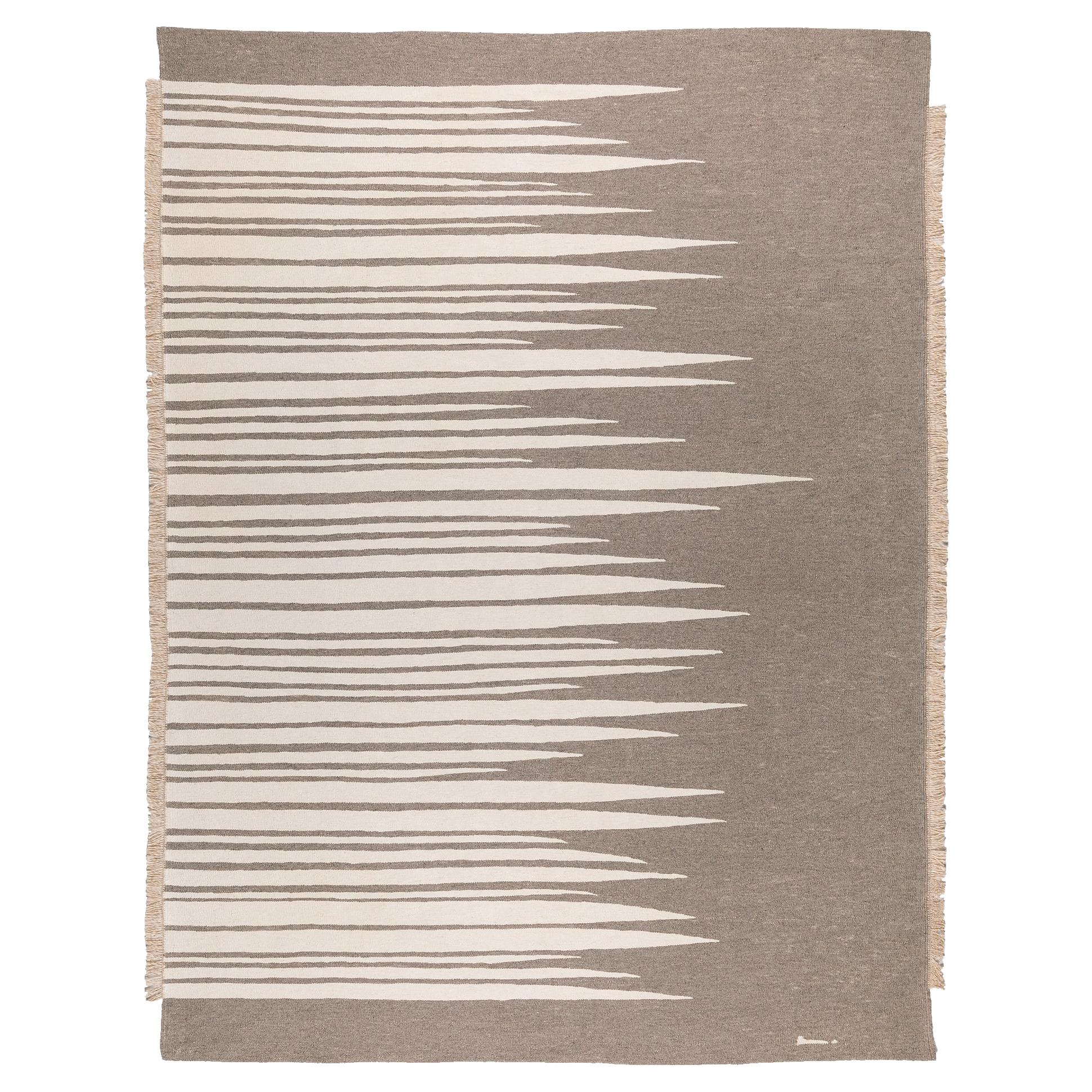 Tapis Kilim moderne contemporain Ada, en laine tissé à la main gris terreux et blanc cannelé en vente