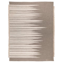 Tapis Kilim moderne contemporain Ada, en laine tissé à la main gris terreux et blanc cannelé