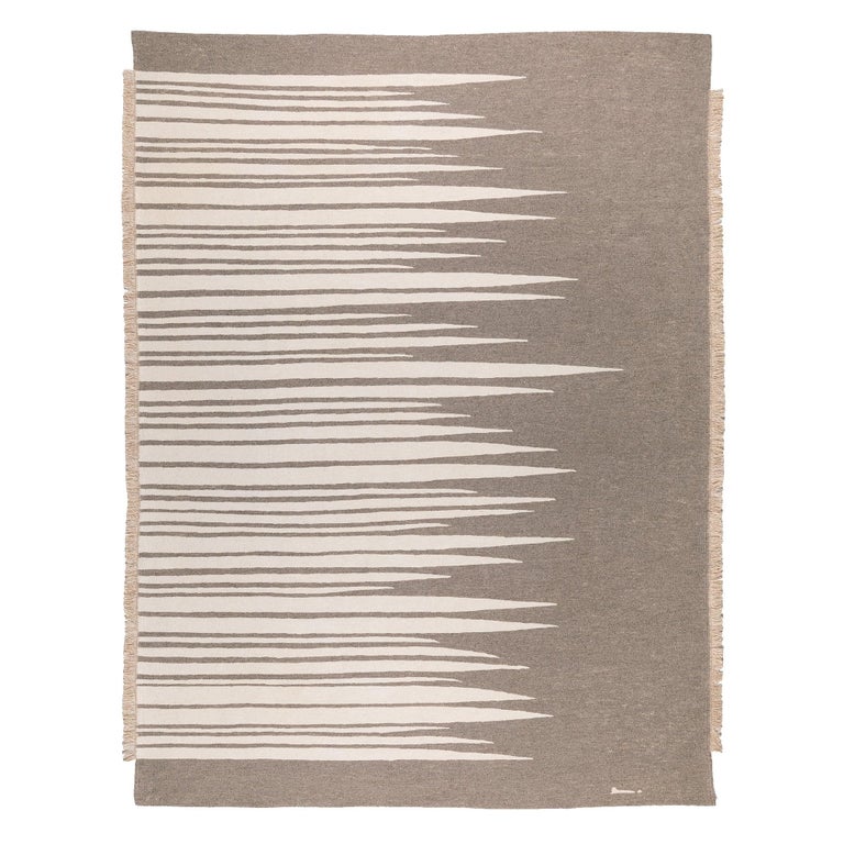 Tapis Kilim Ada en laine tissée à la main, gris terreux contemporain et  blanc cannelé, en stock En vente sur 1stDibs