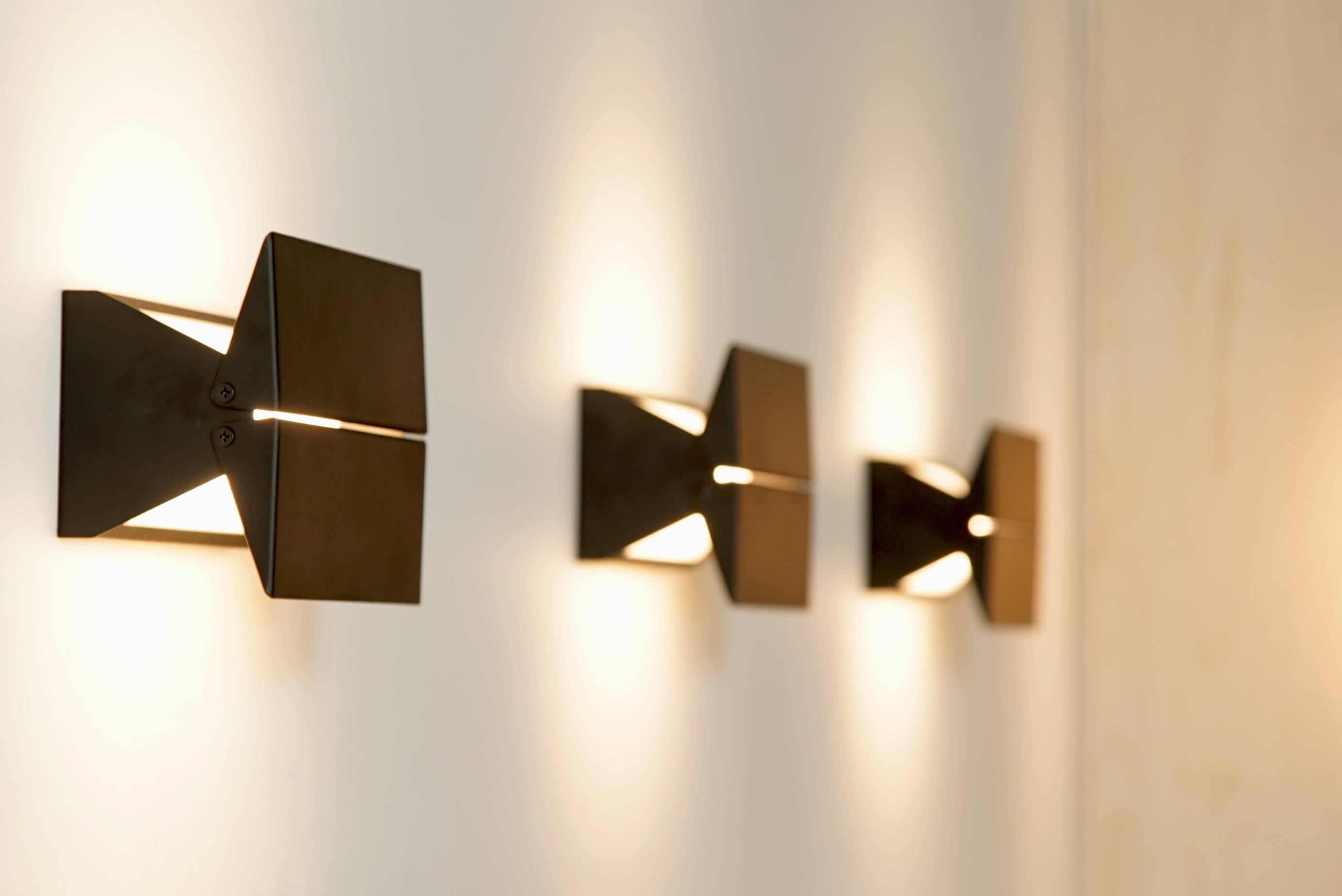 XXI secolo e contemporaneo Studio A Sconce 9 Nero di Ravenhill Studio (Compatibile con l'umidità) in vendita