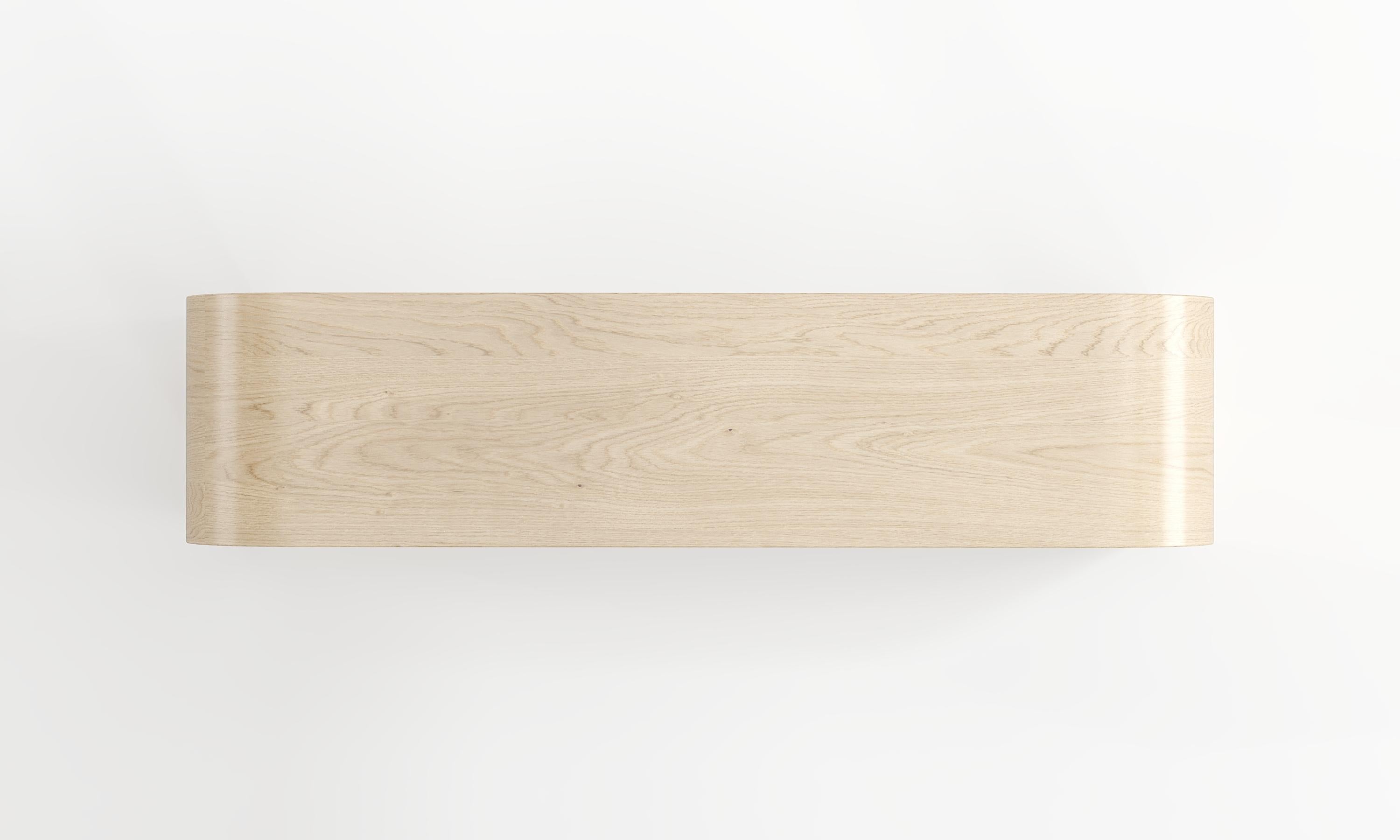 La table console Adagio est une œuvre d'art parfaite pour ceux qui recherchent sophistication et élégance. Cette pièce intemporelle, fabriquée à partir du bois et du marbre les plus fins, peut être la pièce maîtresse de tout espace de vie. La table