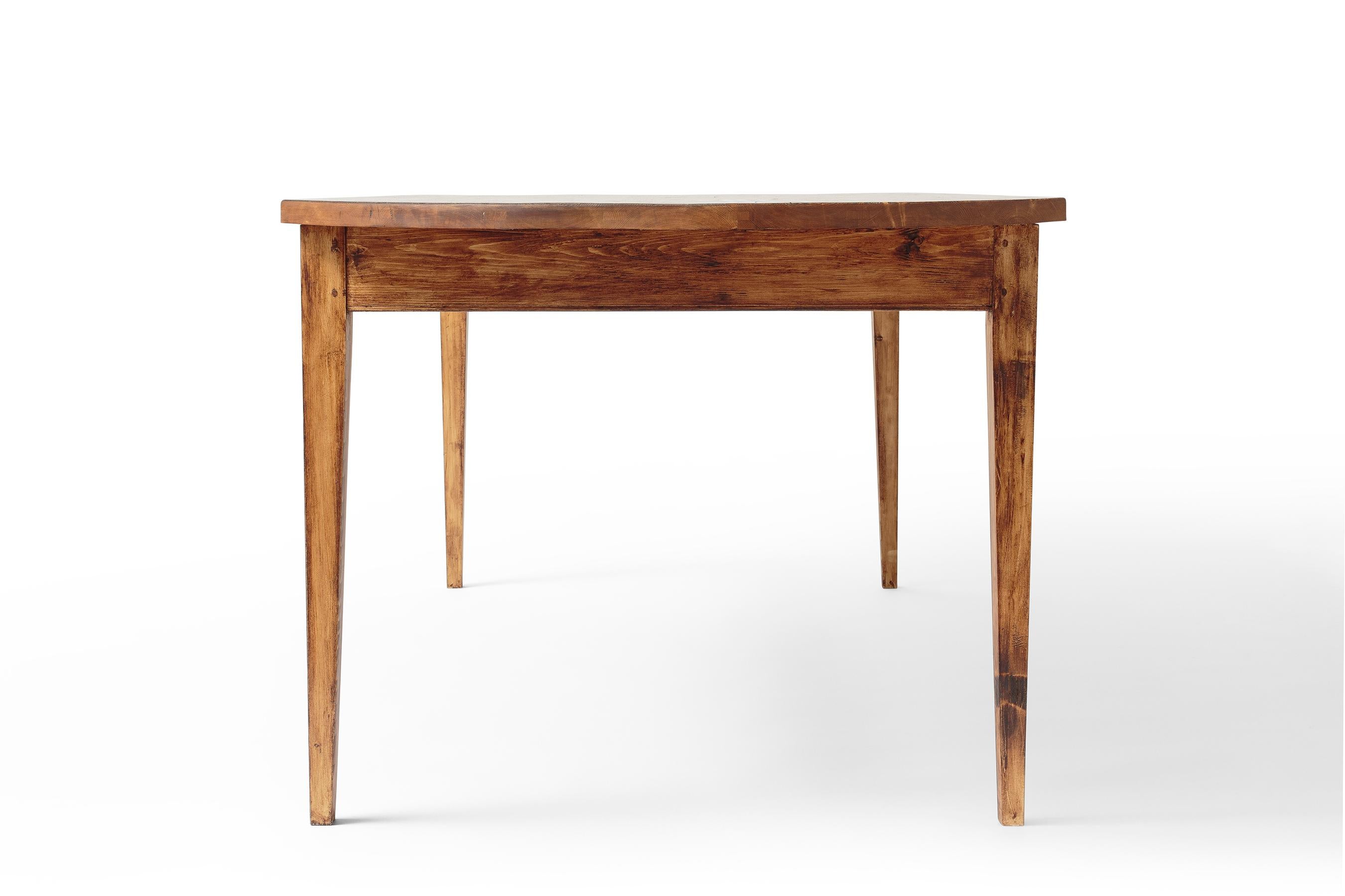 North American Adair Table, Refined English Rustic Dining Table in Pine For Sale