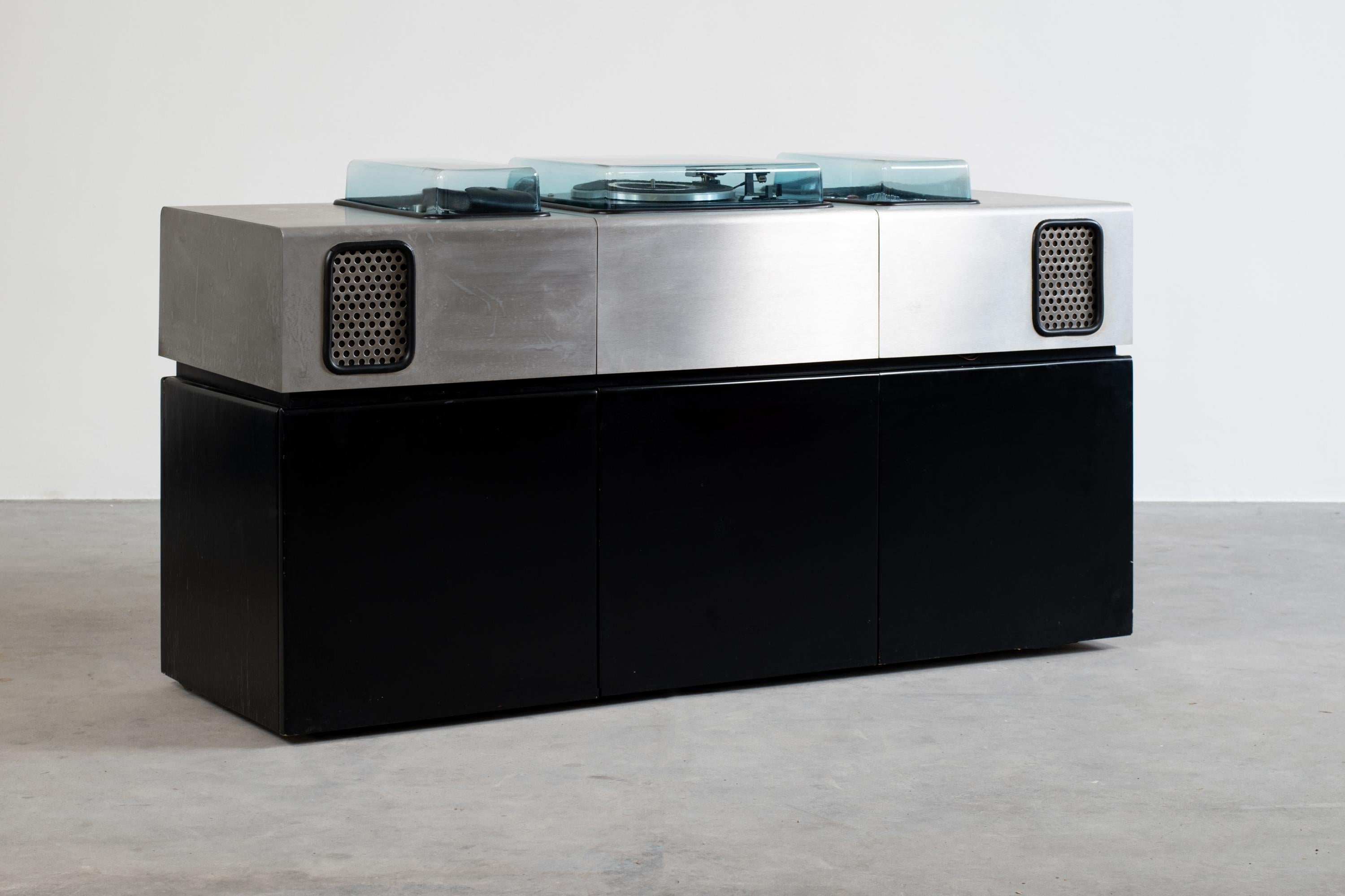 Extremely rare music sideboard with a refrigerated bar designed by Adalberto Dal Lago and Adam Tihany for Giuseppe Rossi di Albizzate, 1974, Italy. Turntable, 8 track cassette, radio and amplifier with two built-in loudspeakers.
Structure in