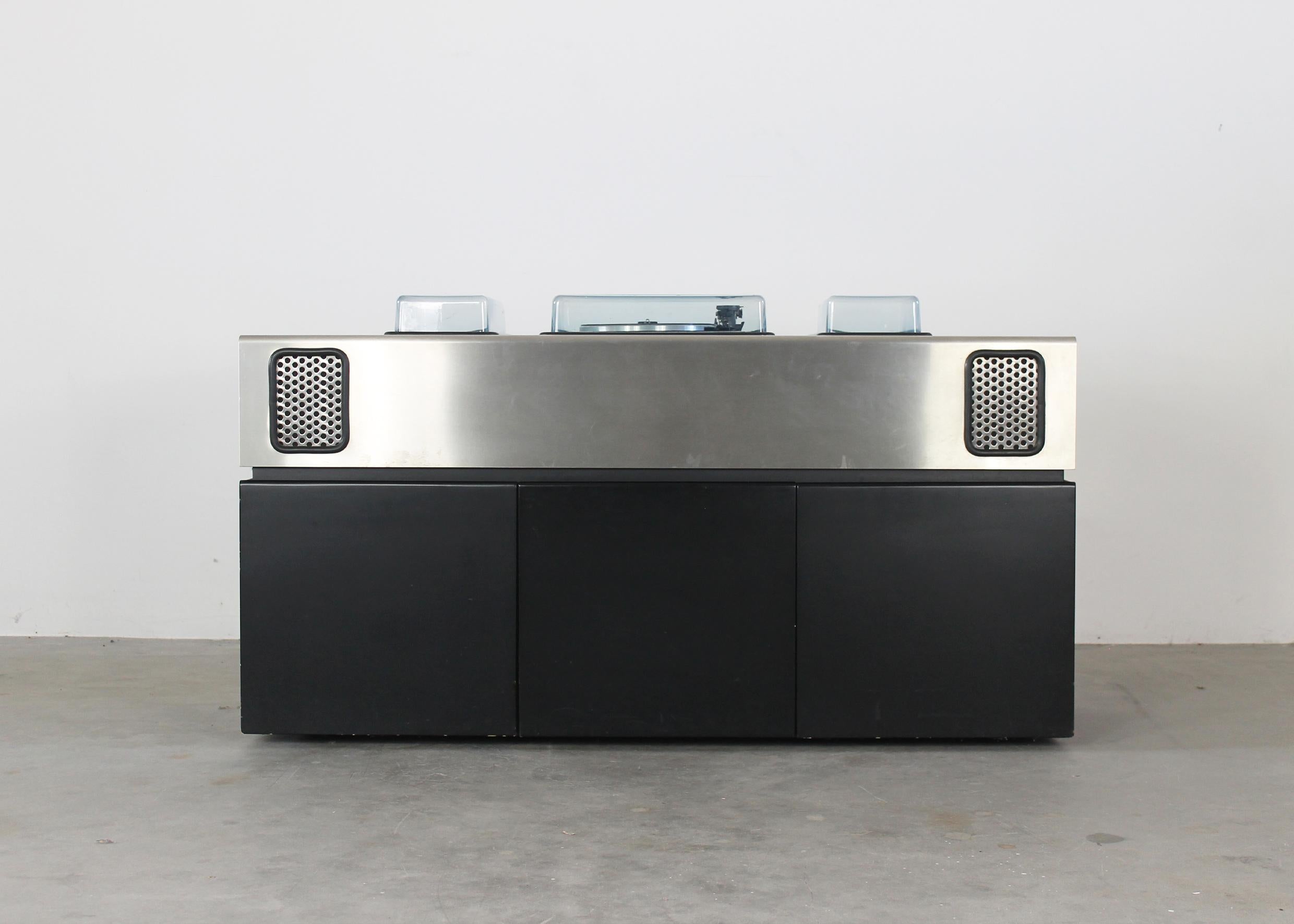 Système stéréophonique Hi-fi Batman avec structure en bois laqué noir et acier inoxydable brossé, conçu par Adalberto da Lago et Adam Steele et produit par Giuseppe Rossi d'Albizzate.

Le bar stéréo Batman combine une console stéréo Hi-Fi complète