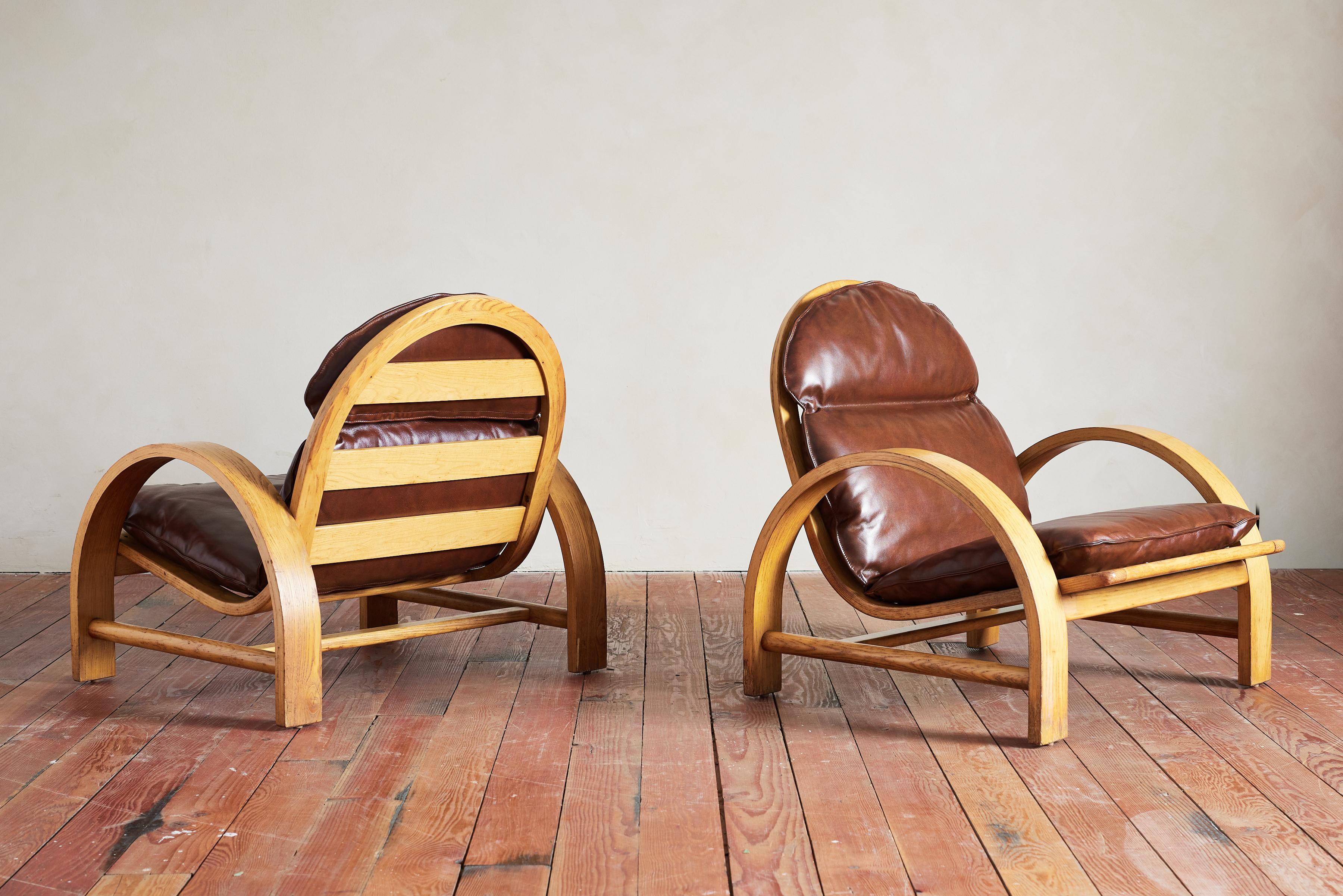 Rare pair of curved bentwood lounge chairs by Adalbero Dal Lago. 

Great sculptural shape with ladder backs

Cognac leather cushion 

Italy, 1974.