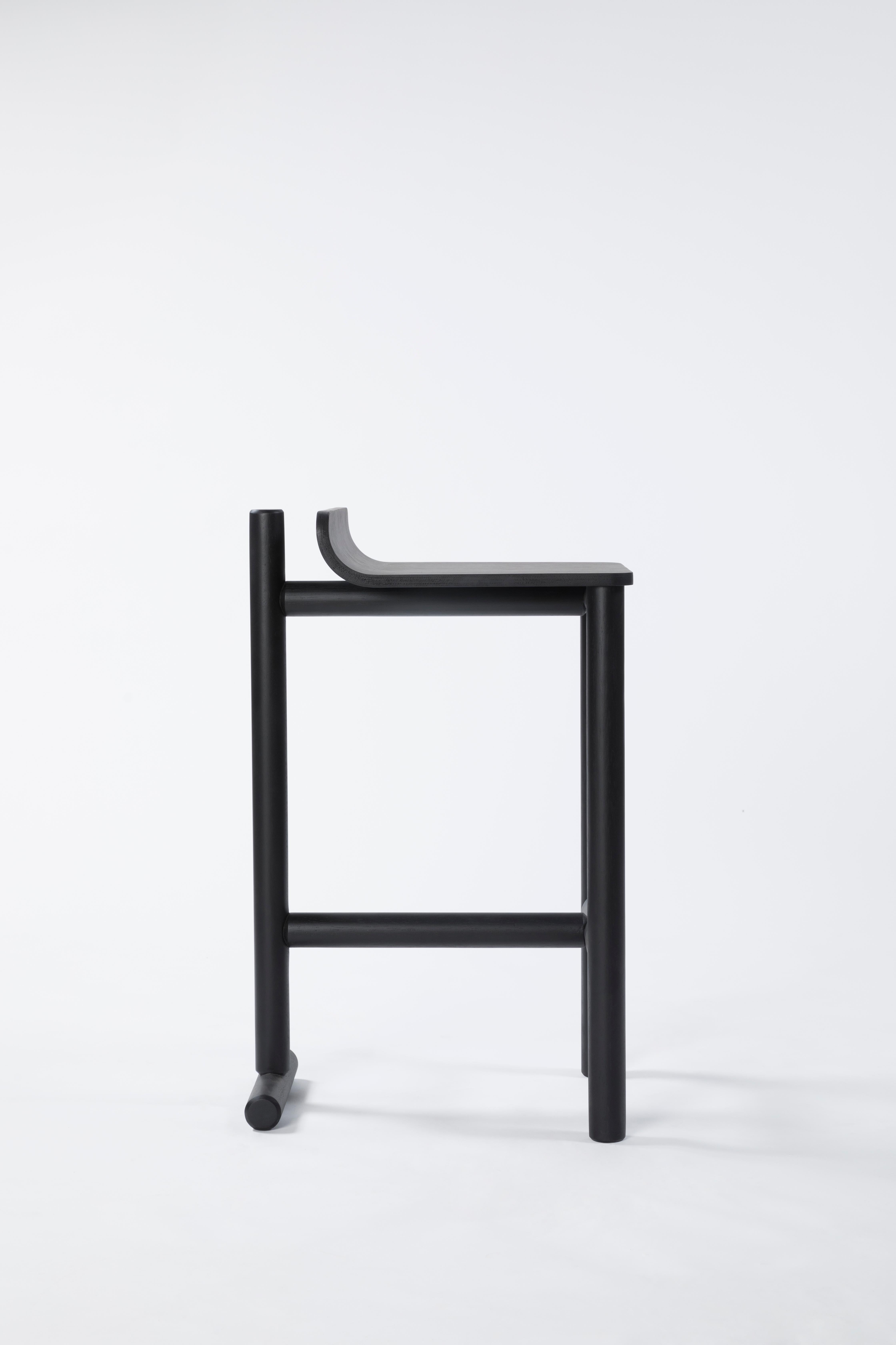 Conçu par Adalfan Filho, le tabouret Sabiá apporte une fonctionnalité réfléchie et un charme subtil aux environnements décontractés. S'inspirant de l'emblématique chaise Girafa de Lina Bo Bardi, cette pièce reflète une philosophie commune de